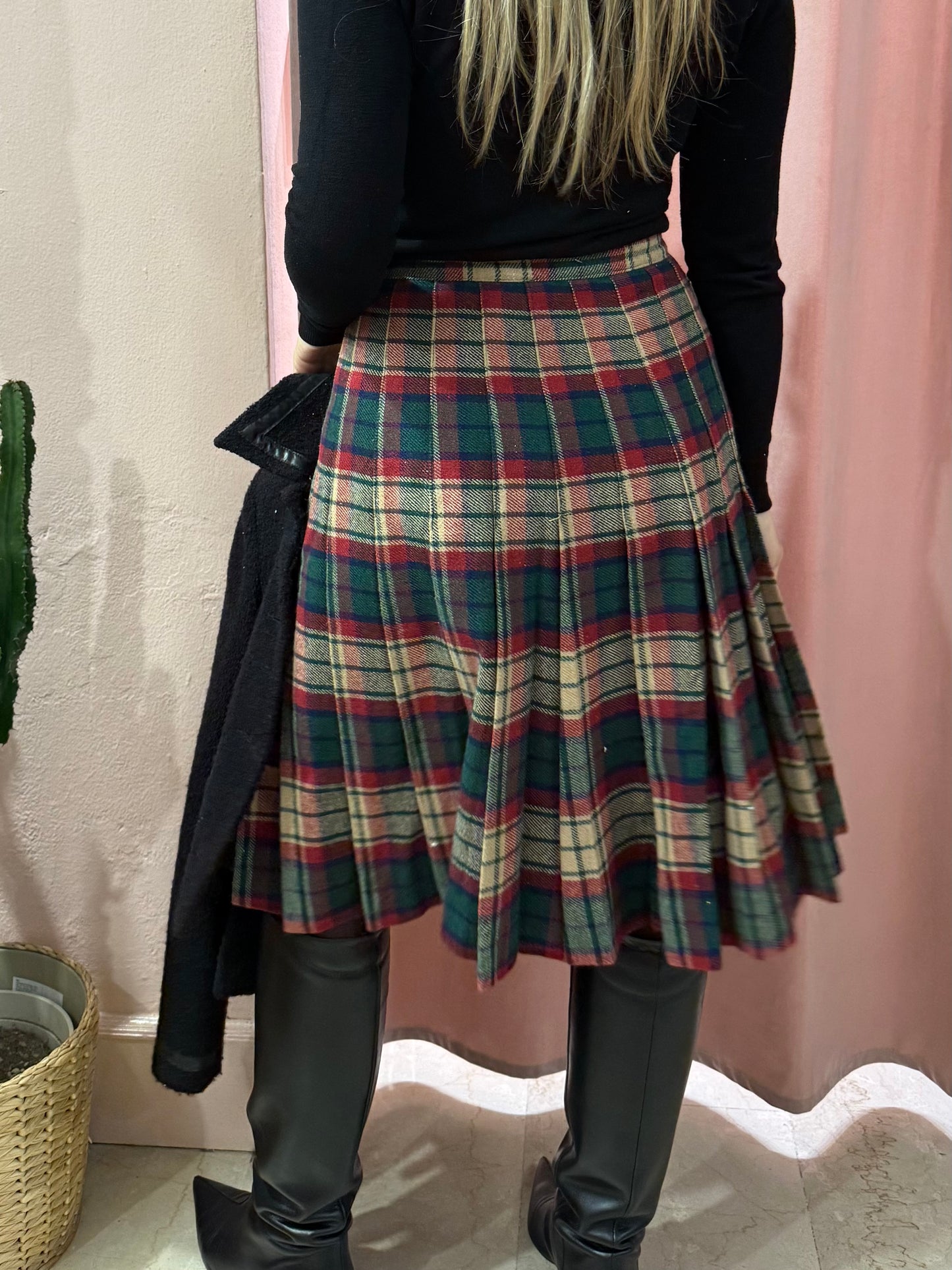 Gonna tartan sul verde con spilla