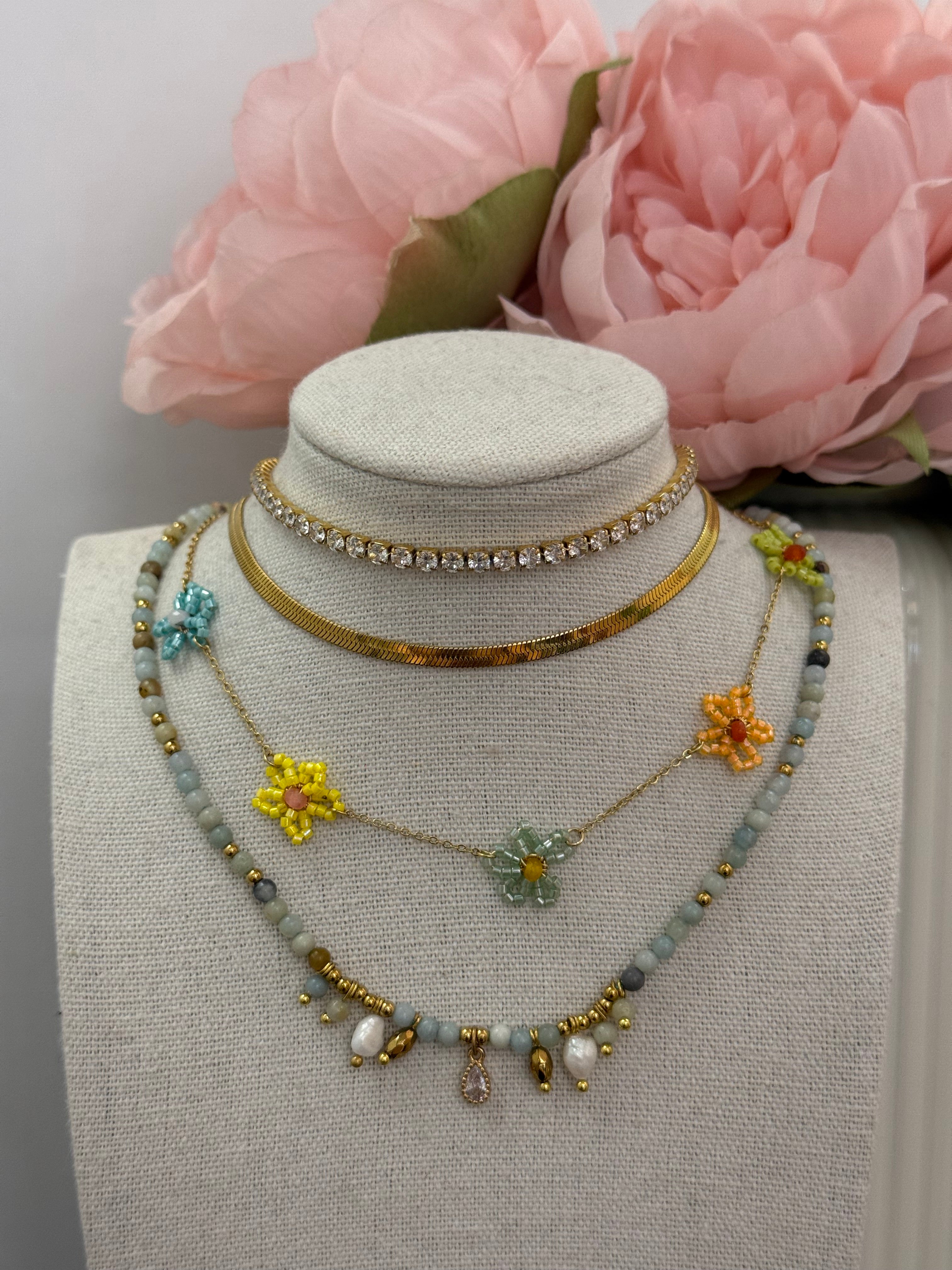 Collana girocollo fiori crochet
