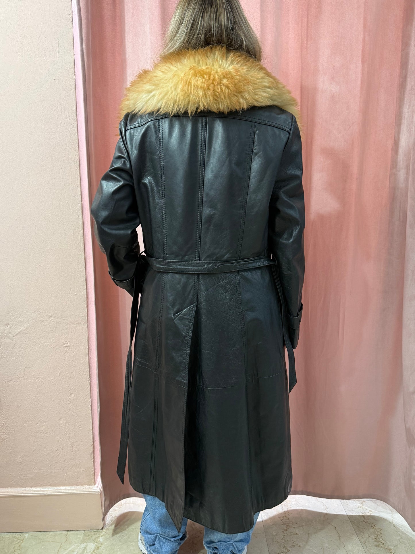 Trench in vera pelle nero con dettaglio collo