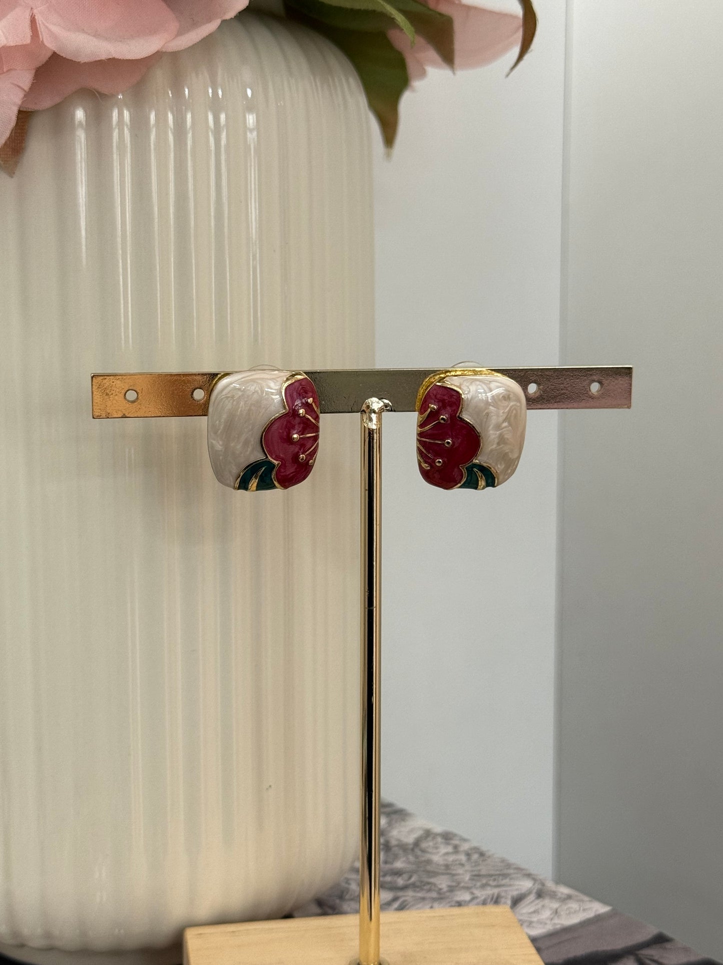 Orecchini crema dettaglio fiore