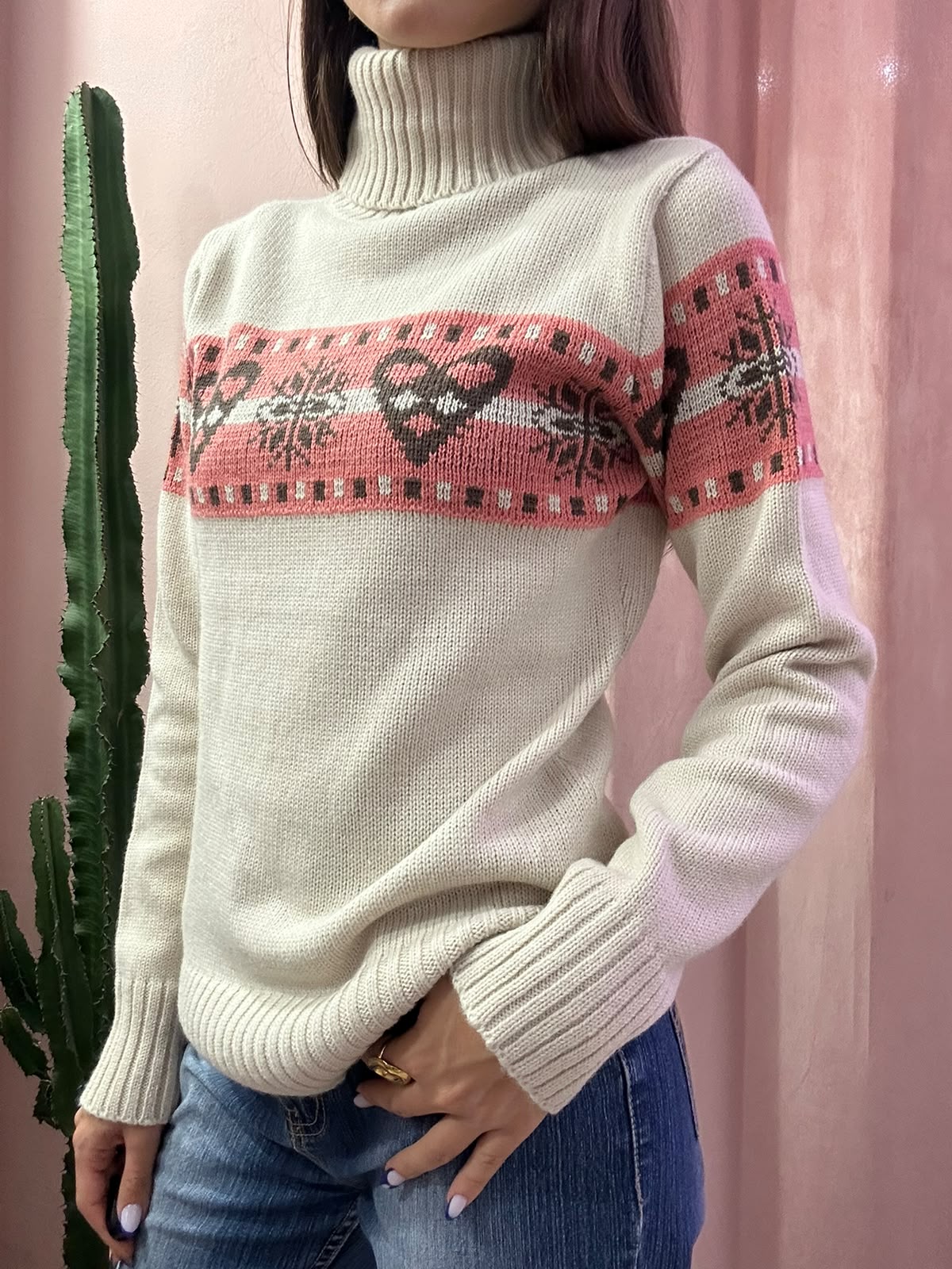 Maglione dolcevita norvegese con dettaglio rosa