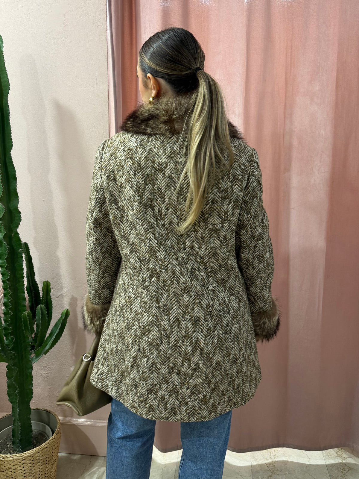 Cappotto in lana con collo e manicotti in pelliccia