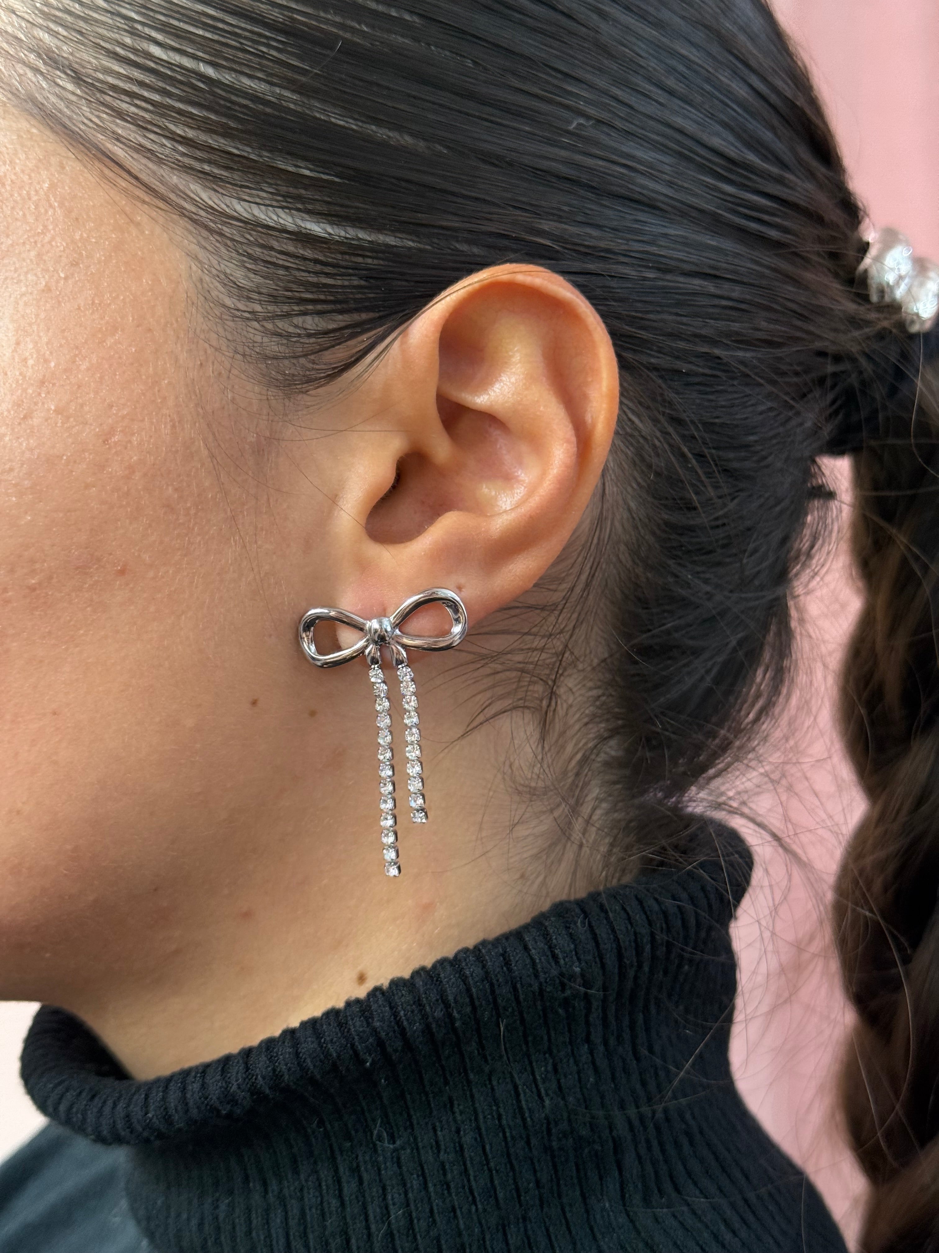 Orecchini pendenti fiocco strass