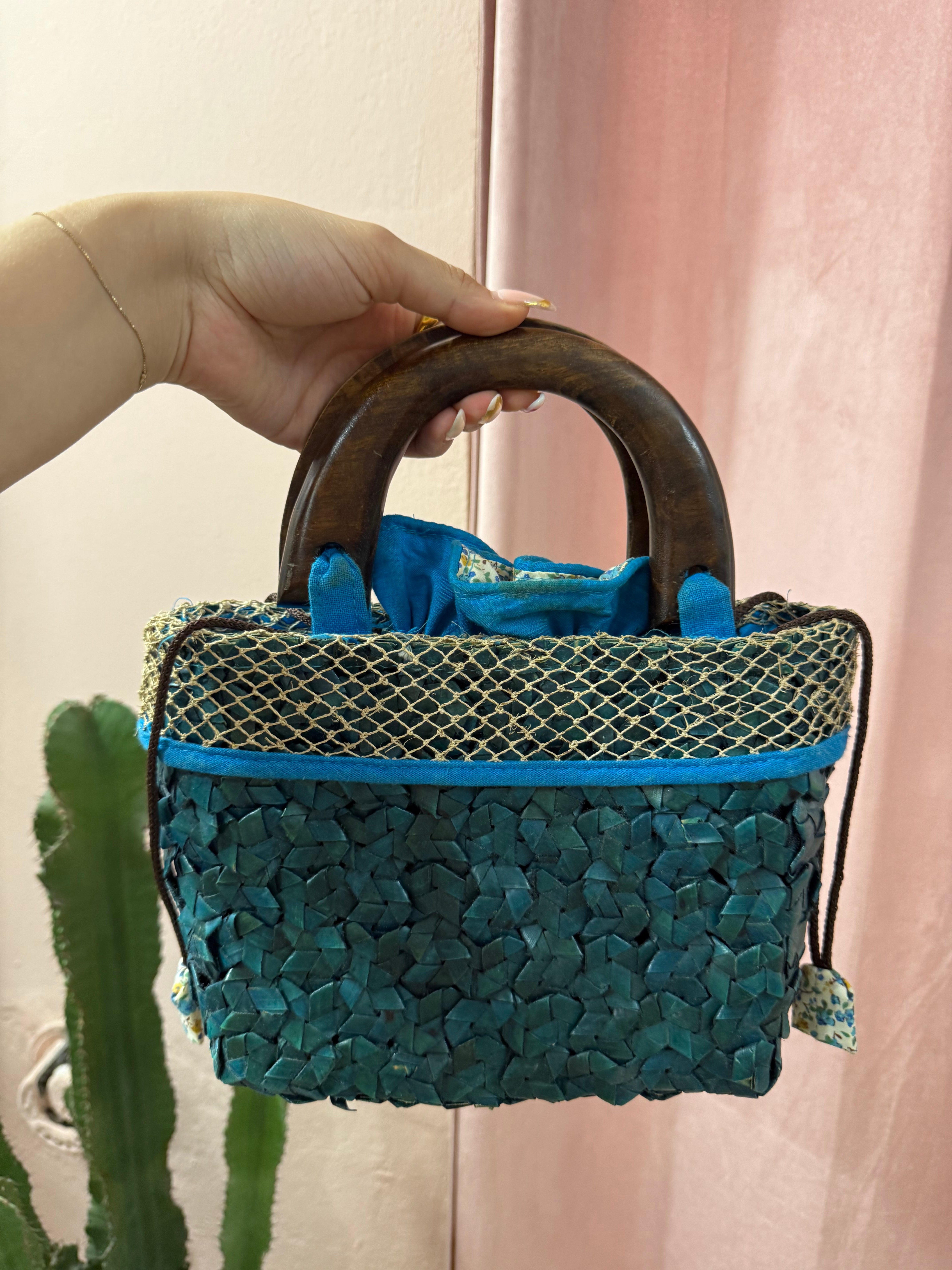 Borsa vintage in paglia blu con manico in legno