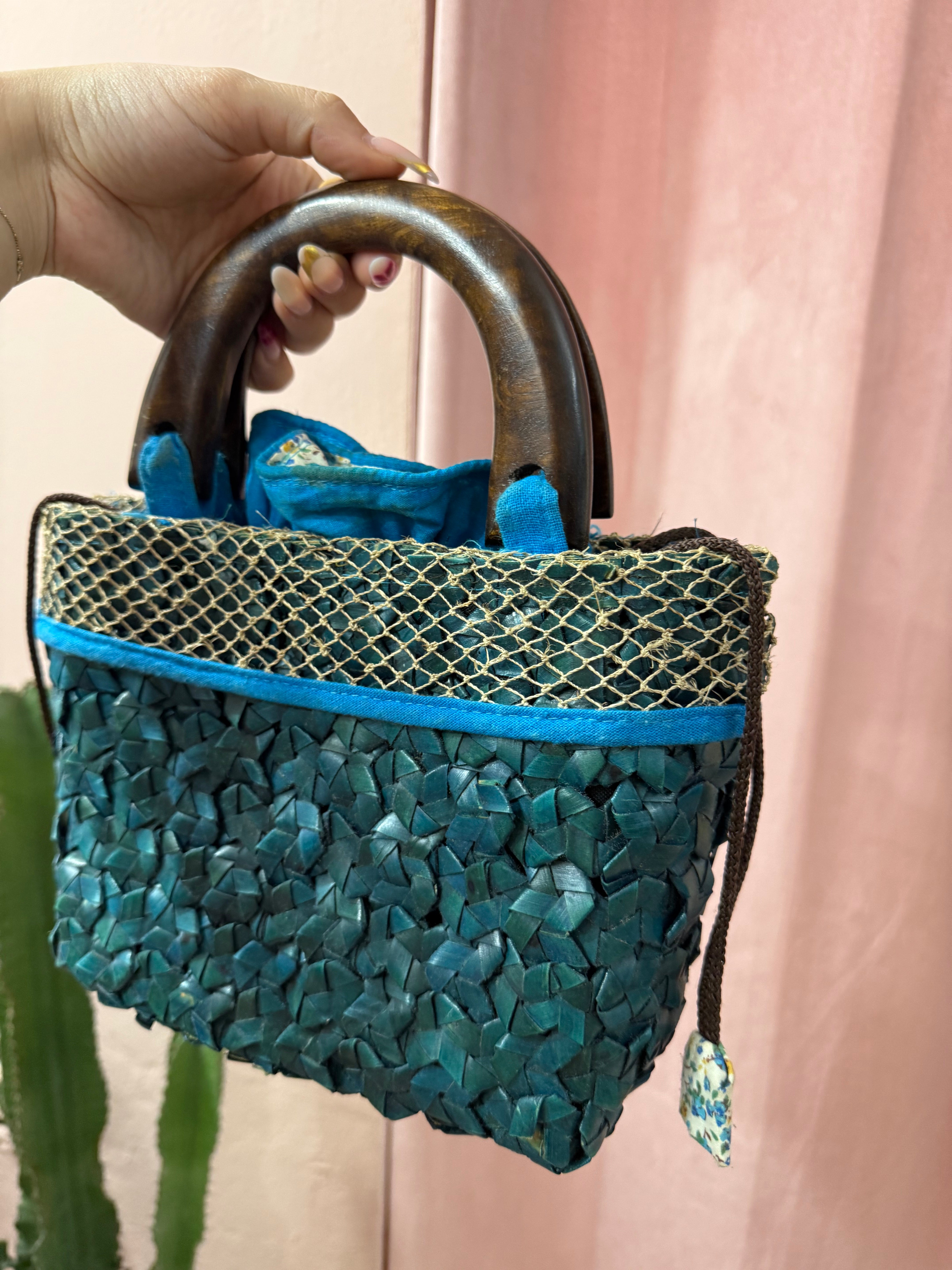 Borsa vintage in paglia blu con manico in legno