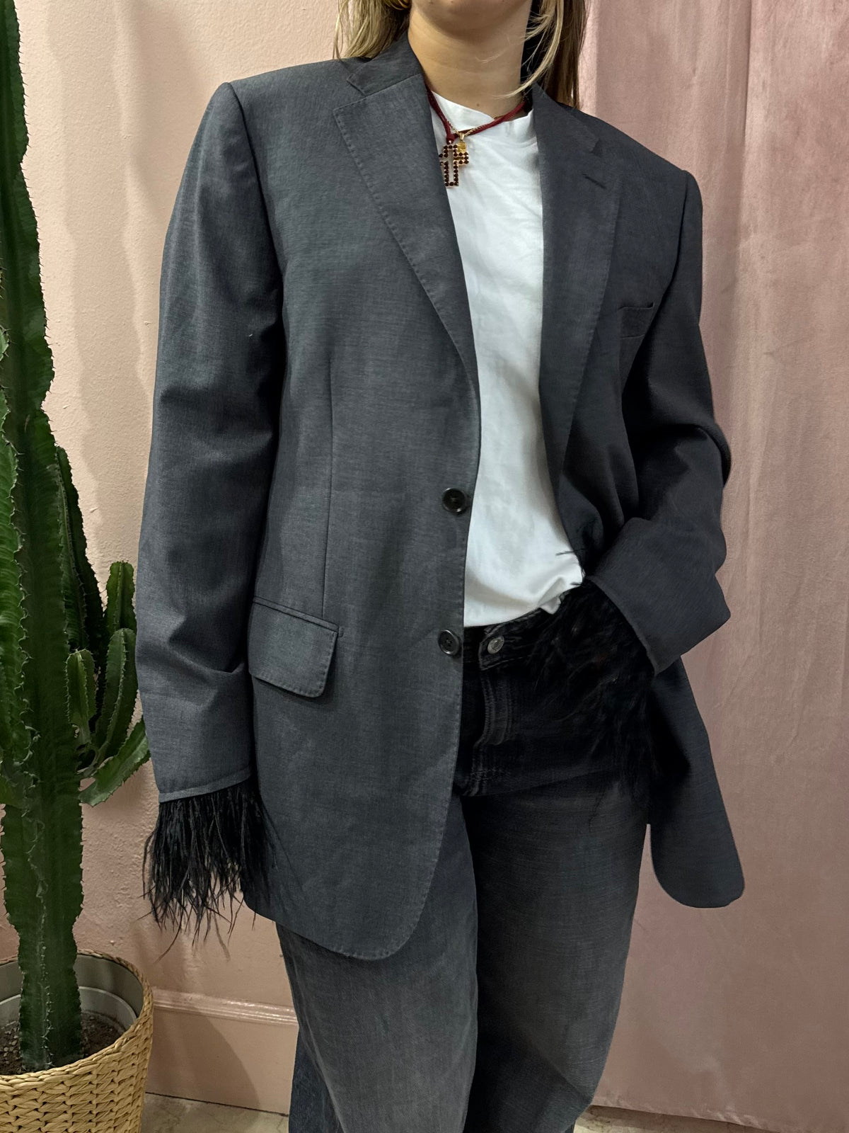 Blazer grigio upcycling piume