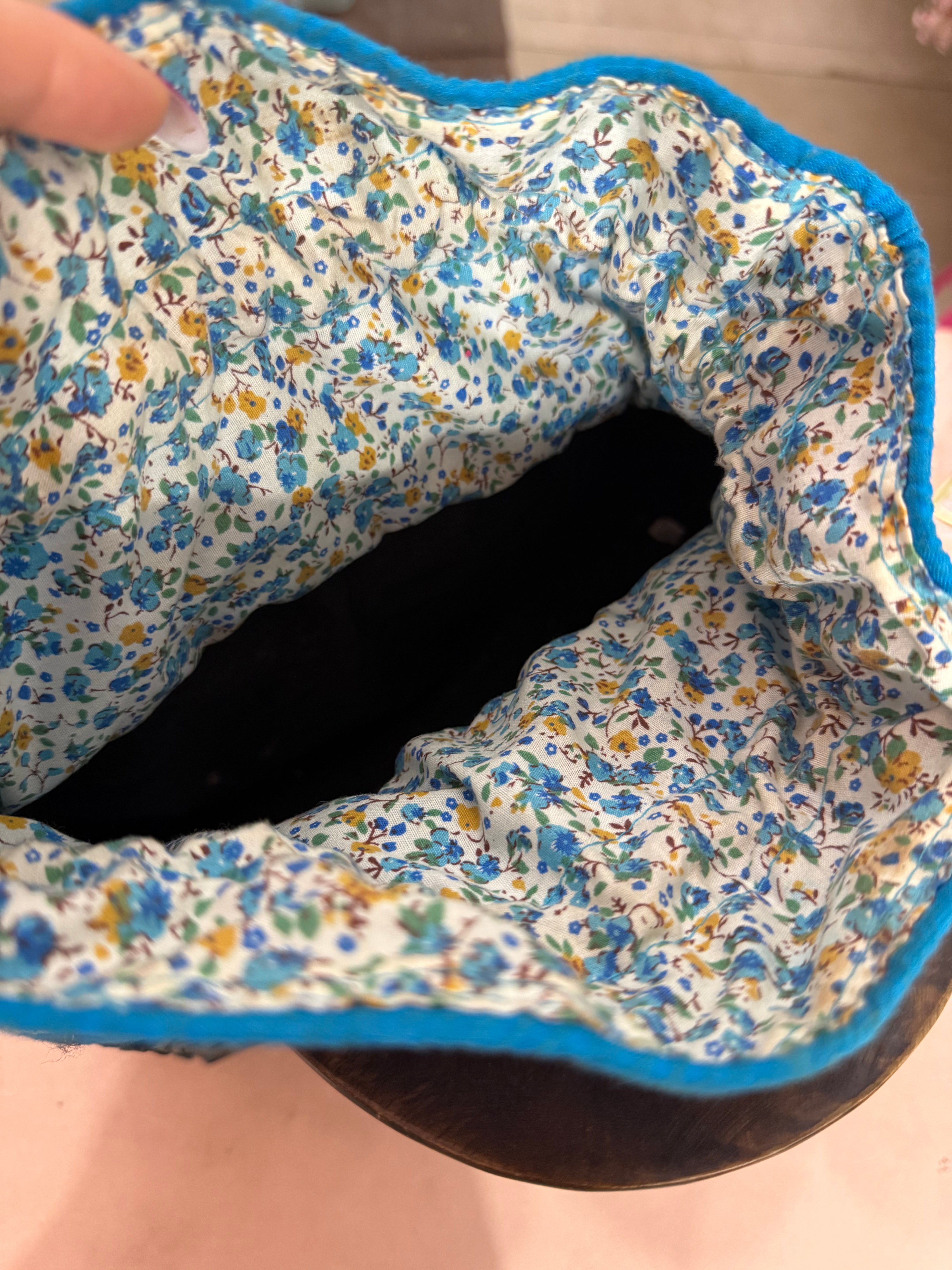 Borsa vintage in paglia blu con manico in legno