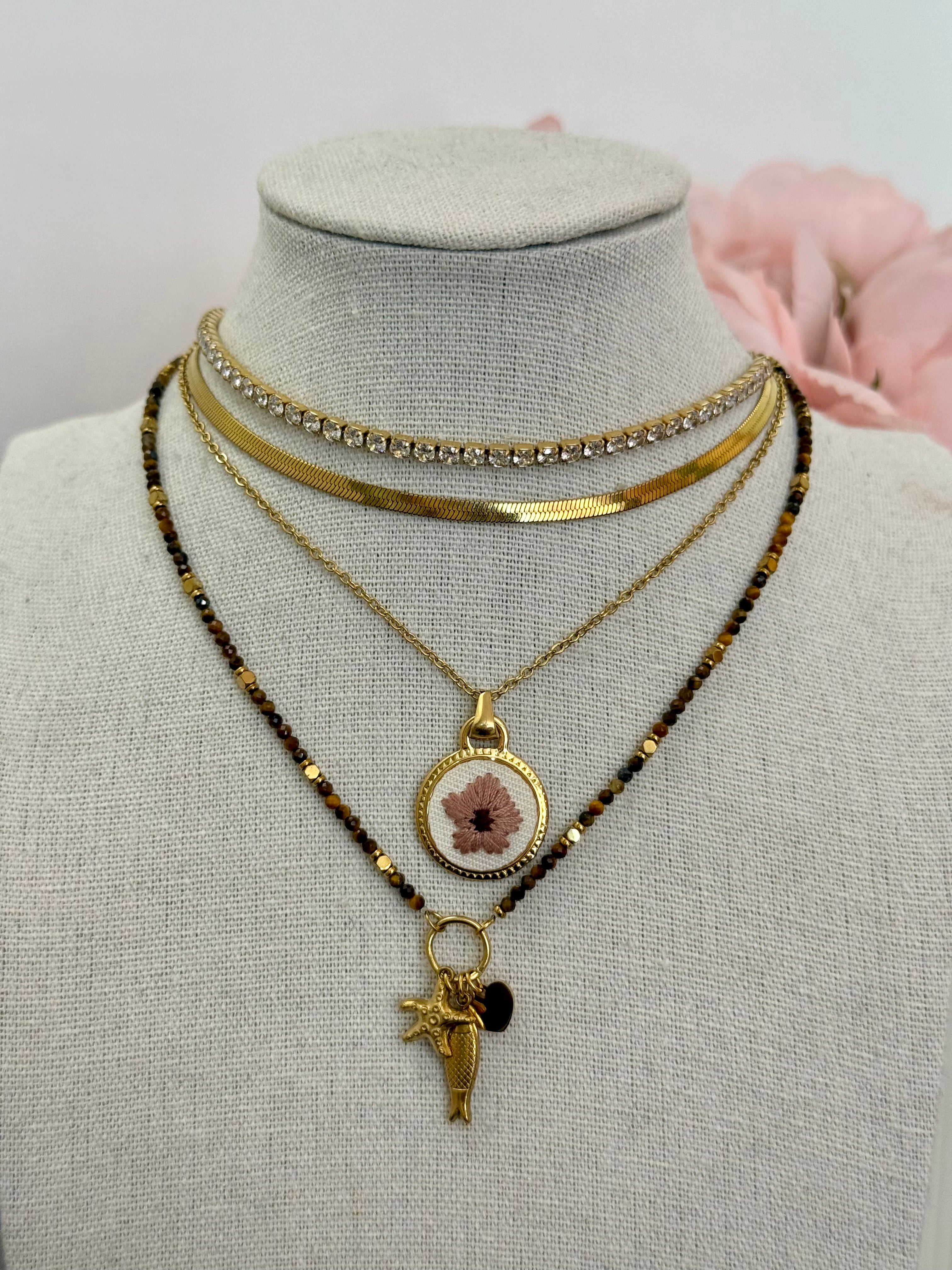 Collana micro perle con ciondoli
