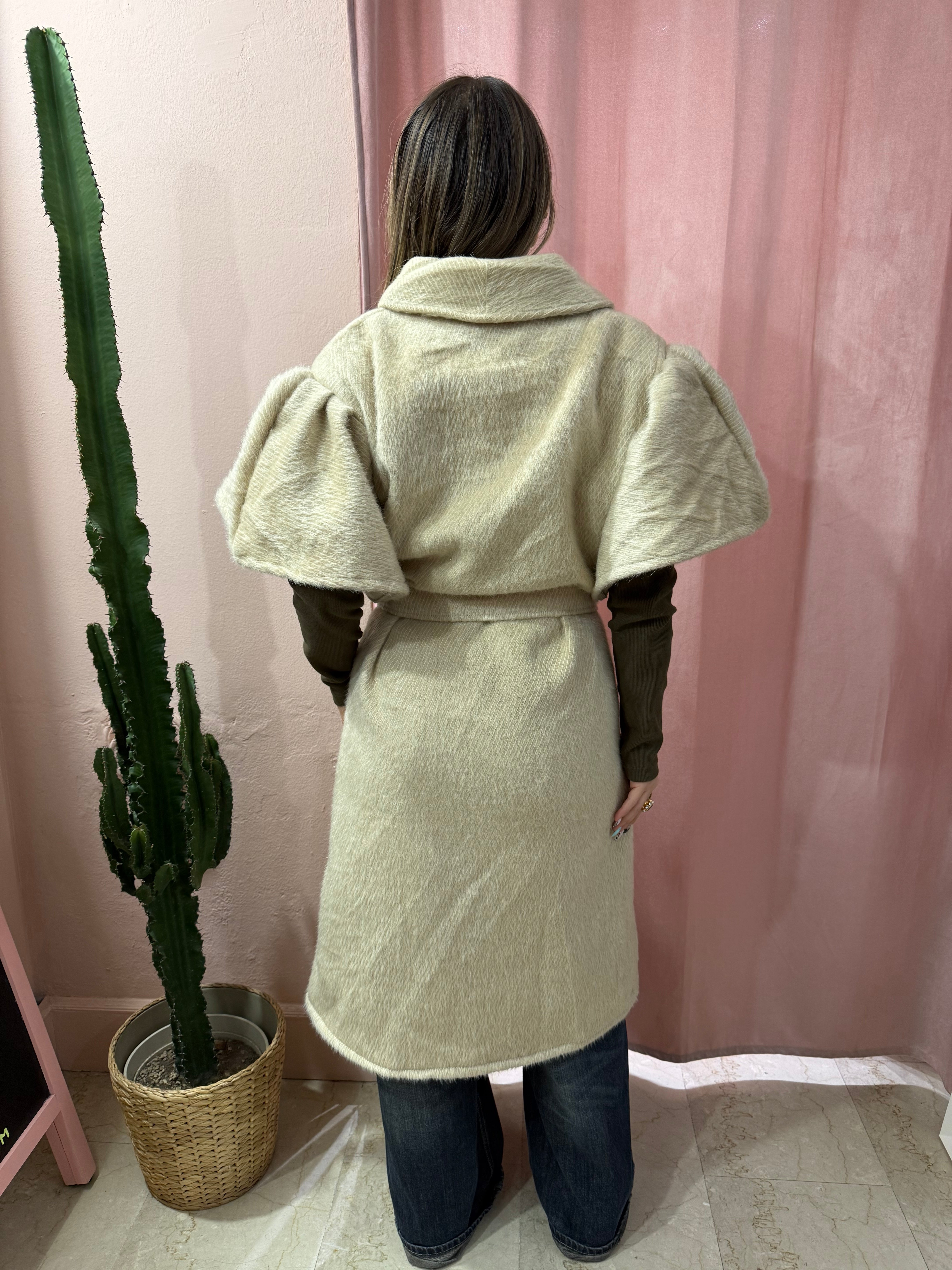 Cappotto smanicato con voulant in lana