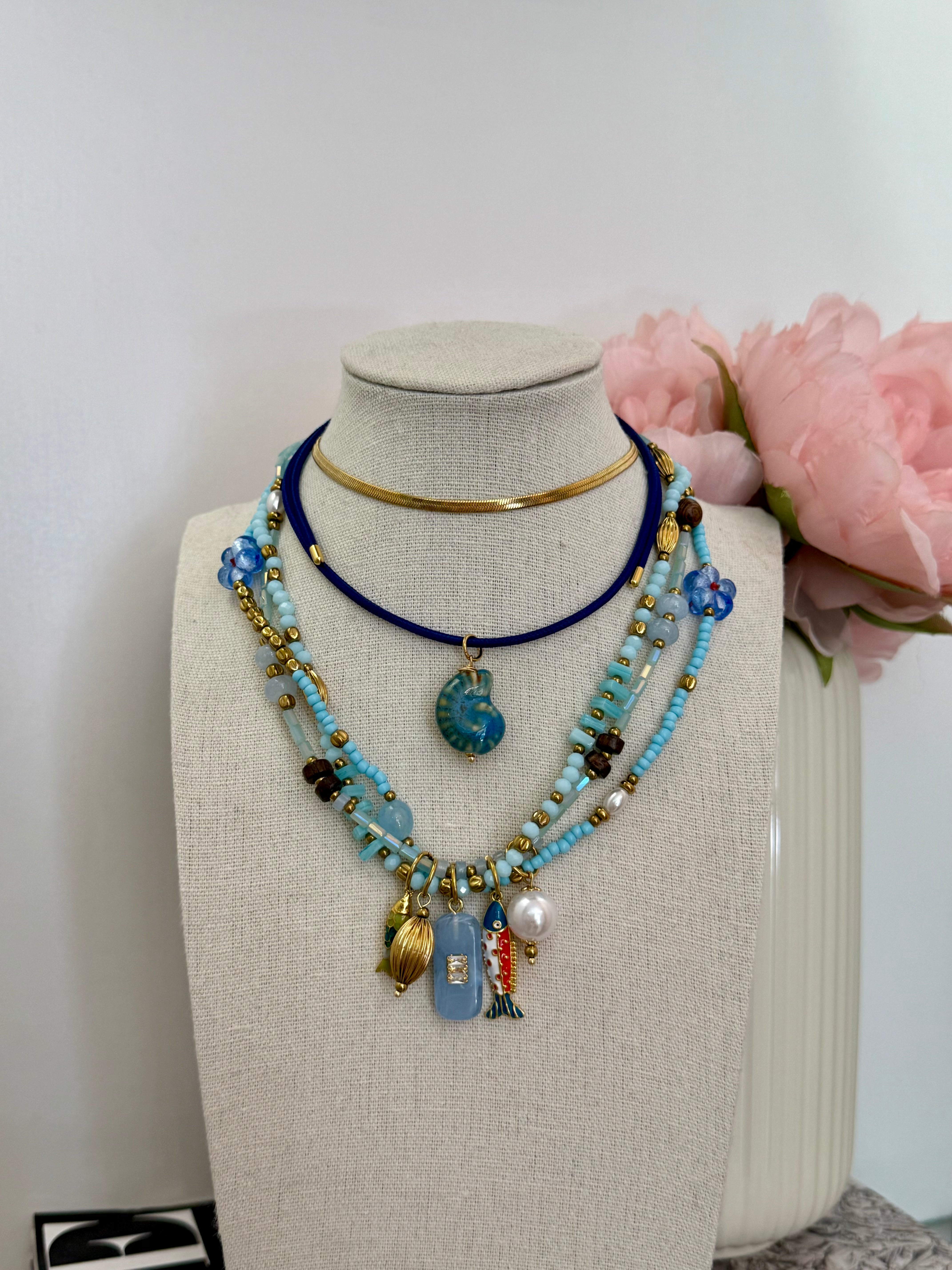 Collana multicharm azzurra con perle sfaccettate