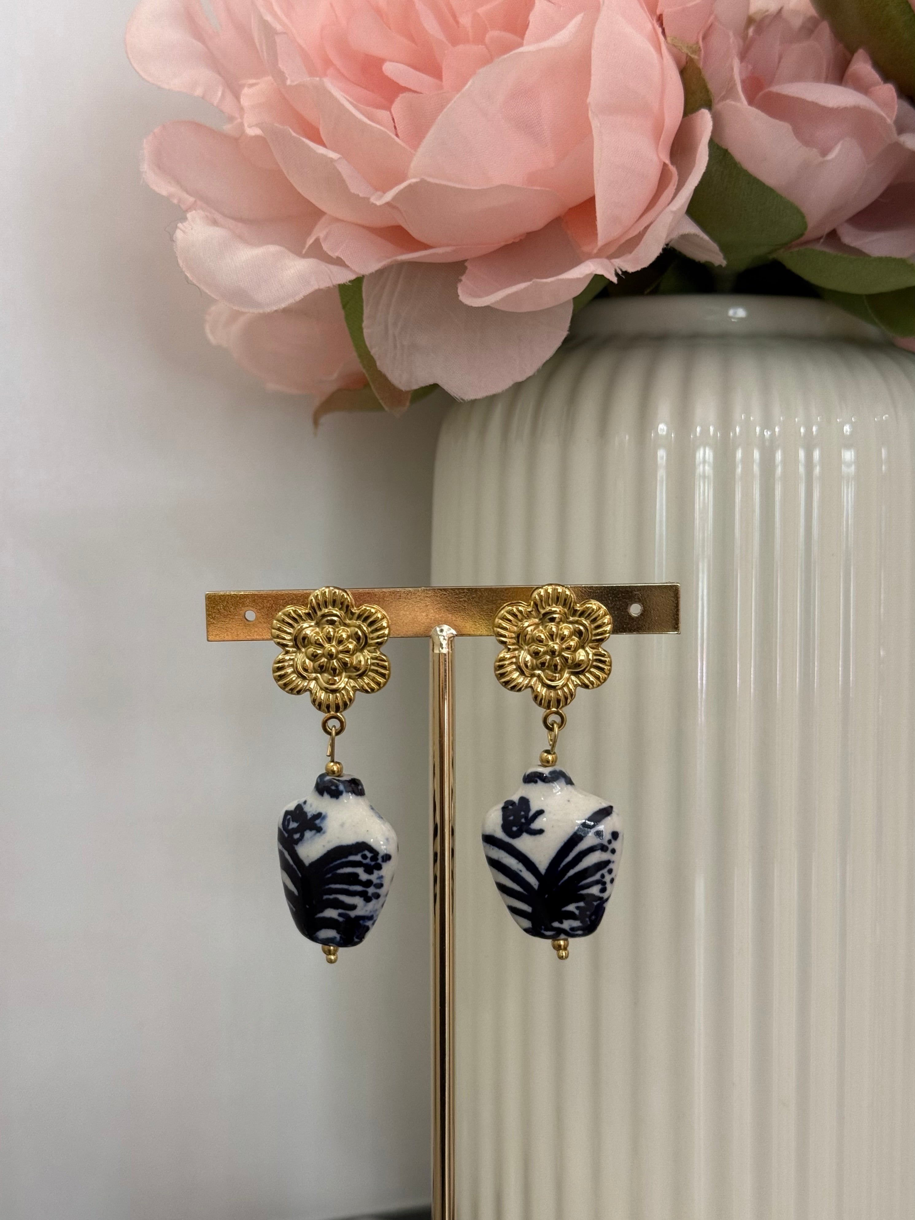 Orecchini pendenti fiore orientale effetto ceramica
