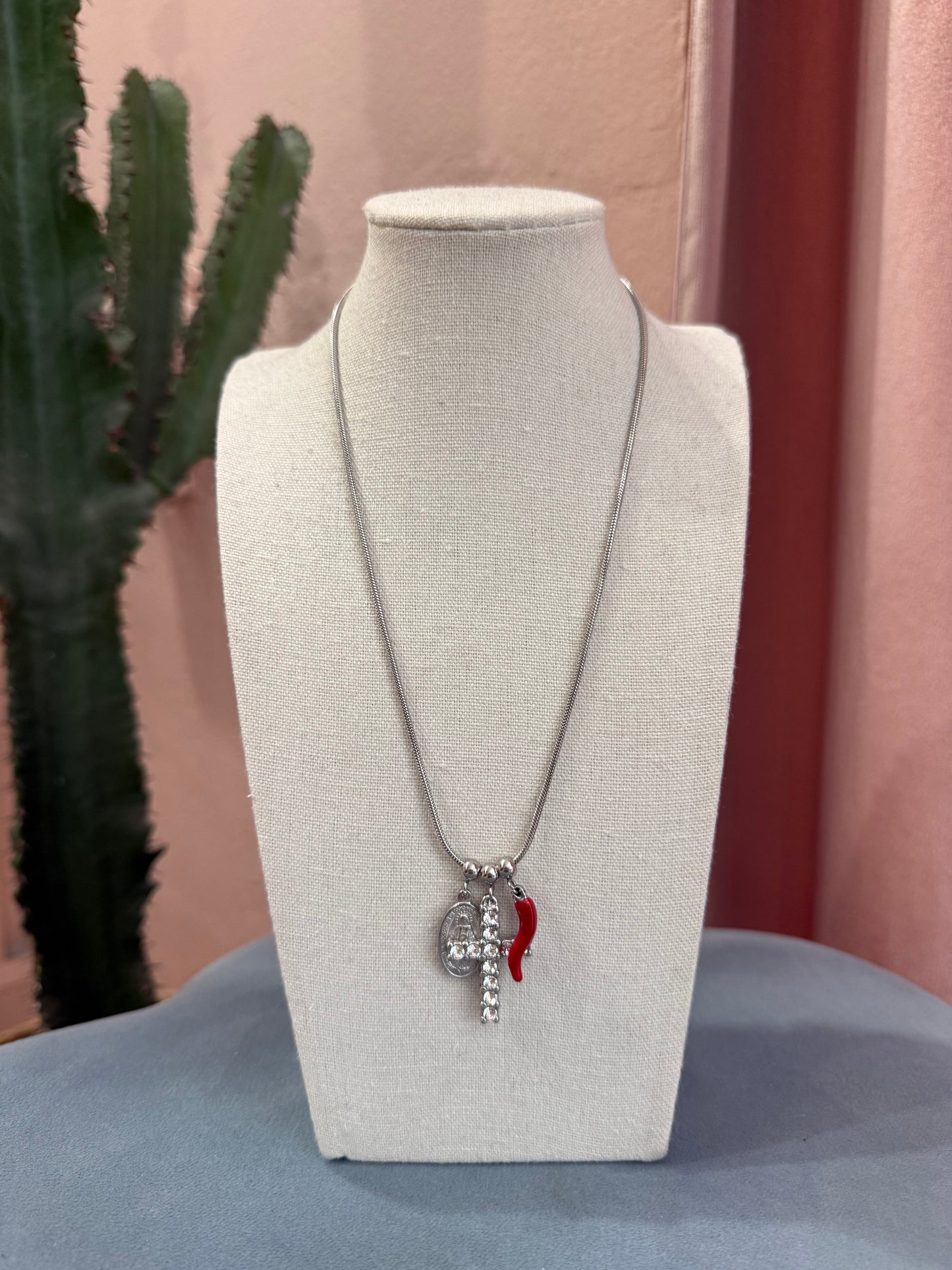 Collana con ciondoli e croce argento