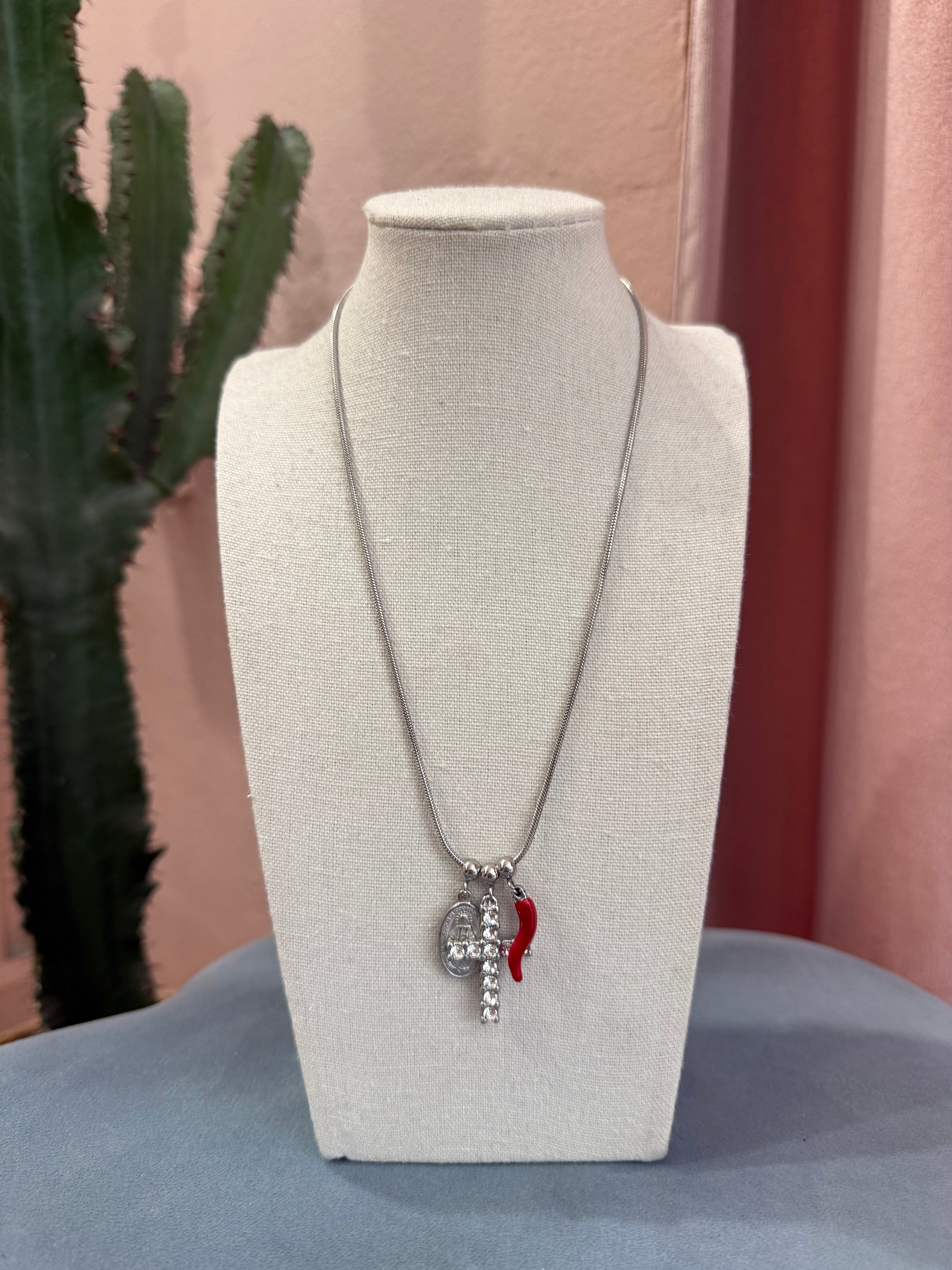 Collana con ciondoli e croce argento
