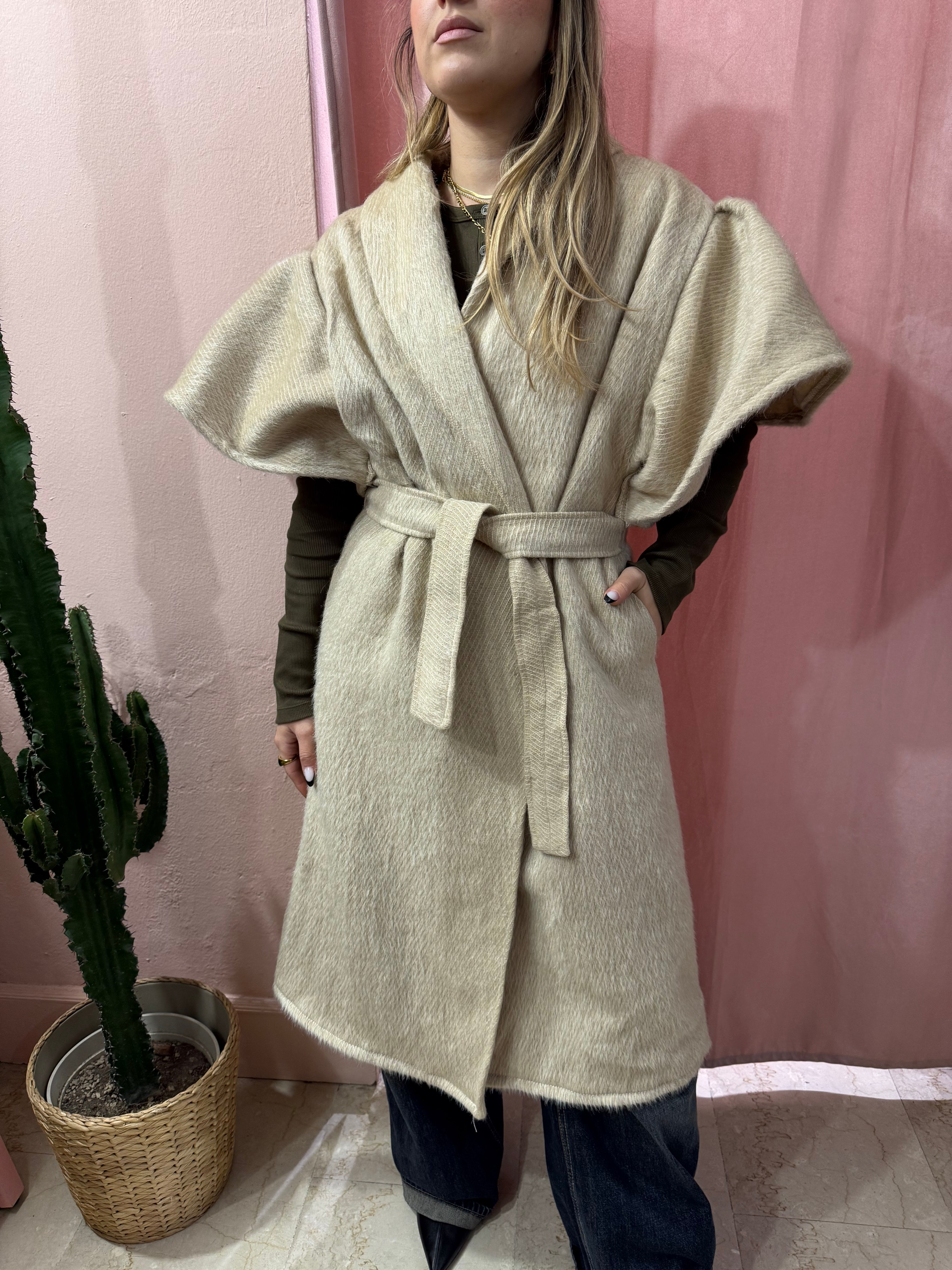 Cappotto smanicato con voulant in lana