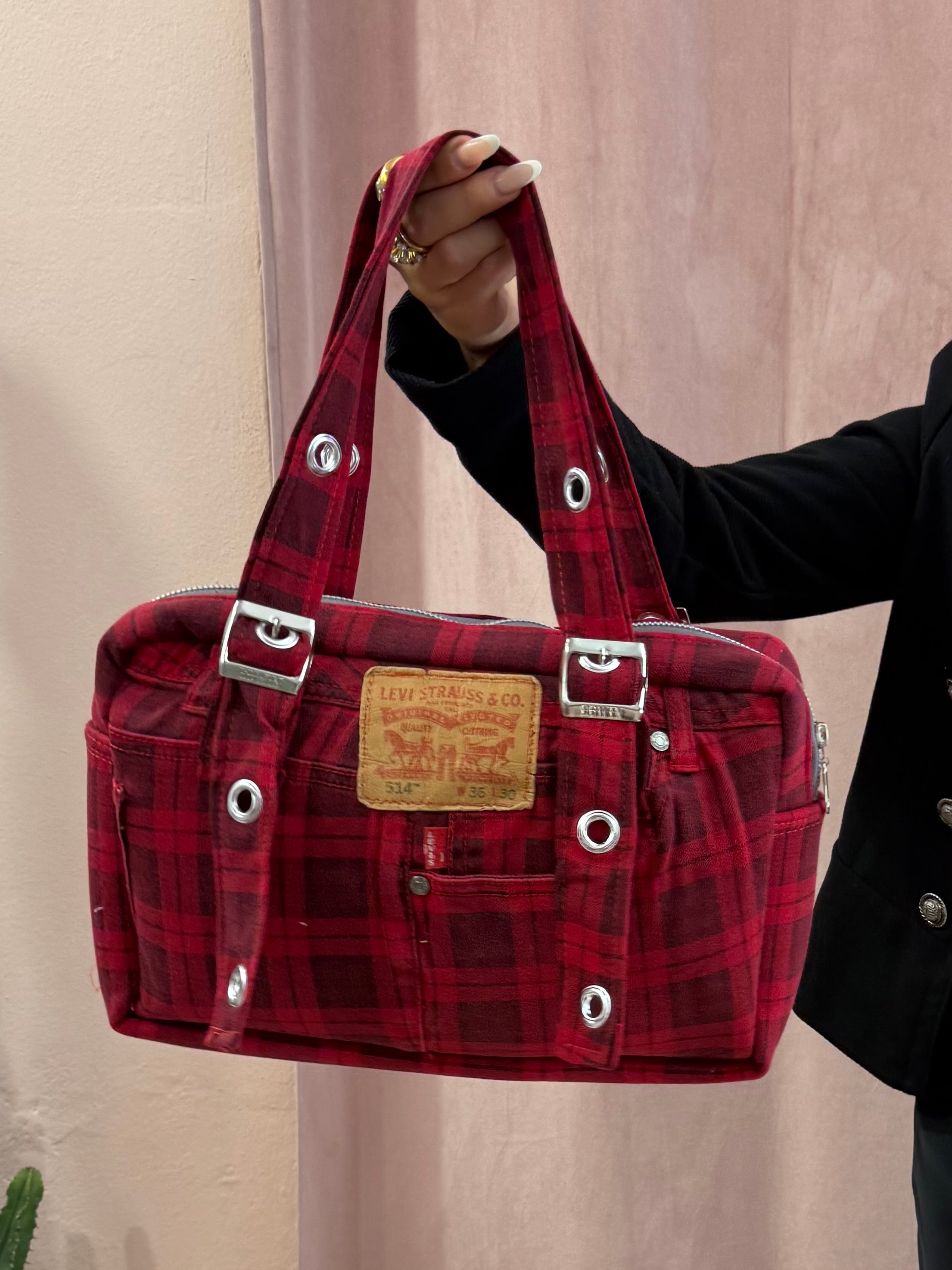 Borsa Levis upcycling check rossa e nera
