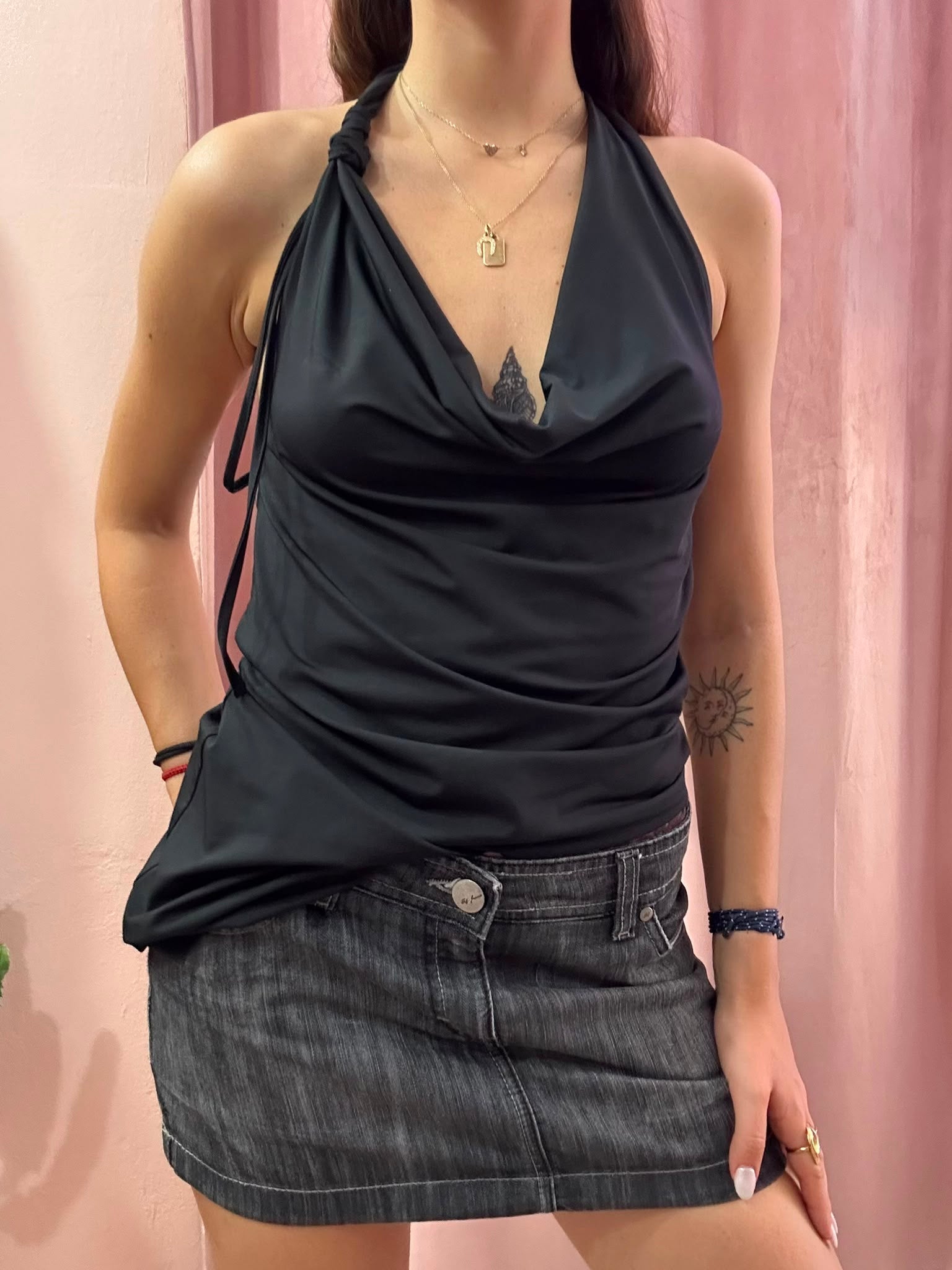 Top nero con dettaglio schiena