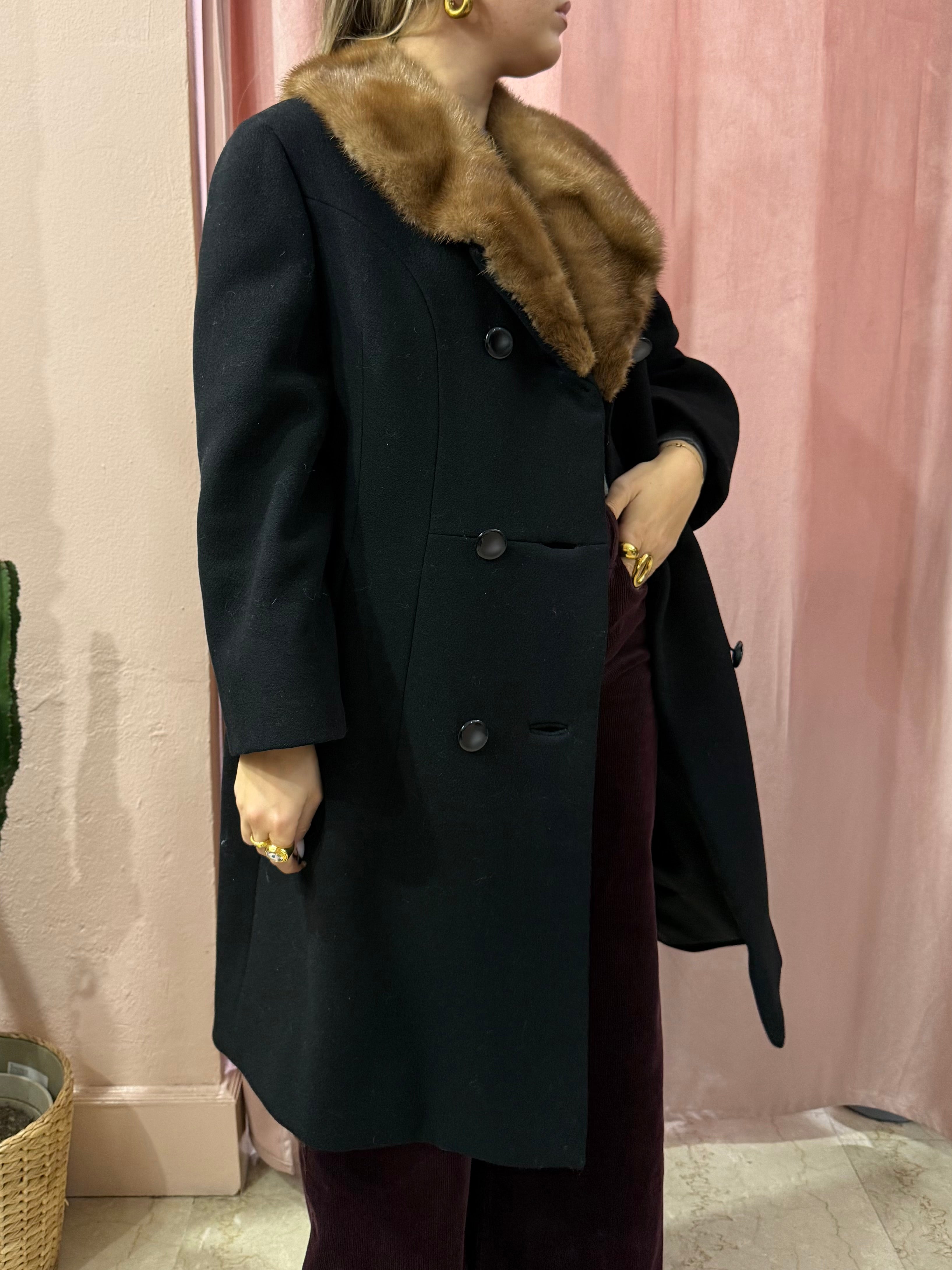 Cappotto nero in lana collo in visone