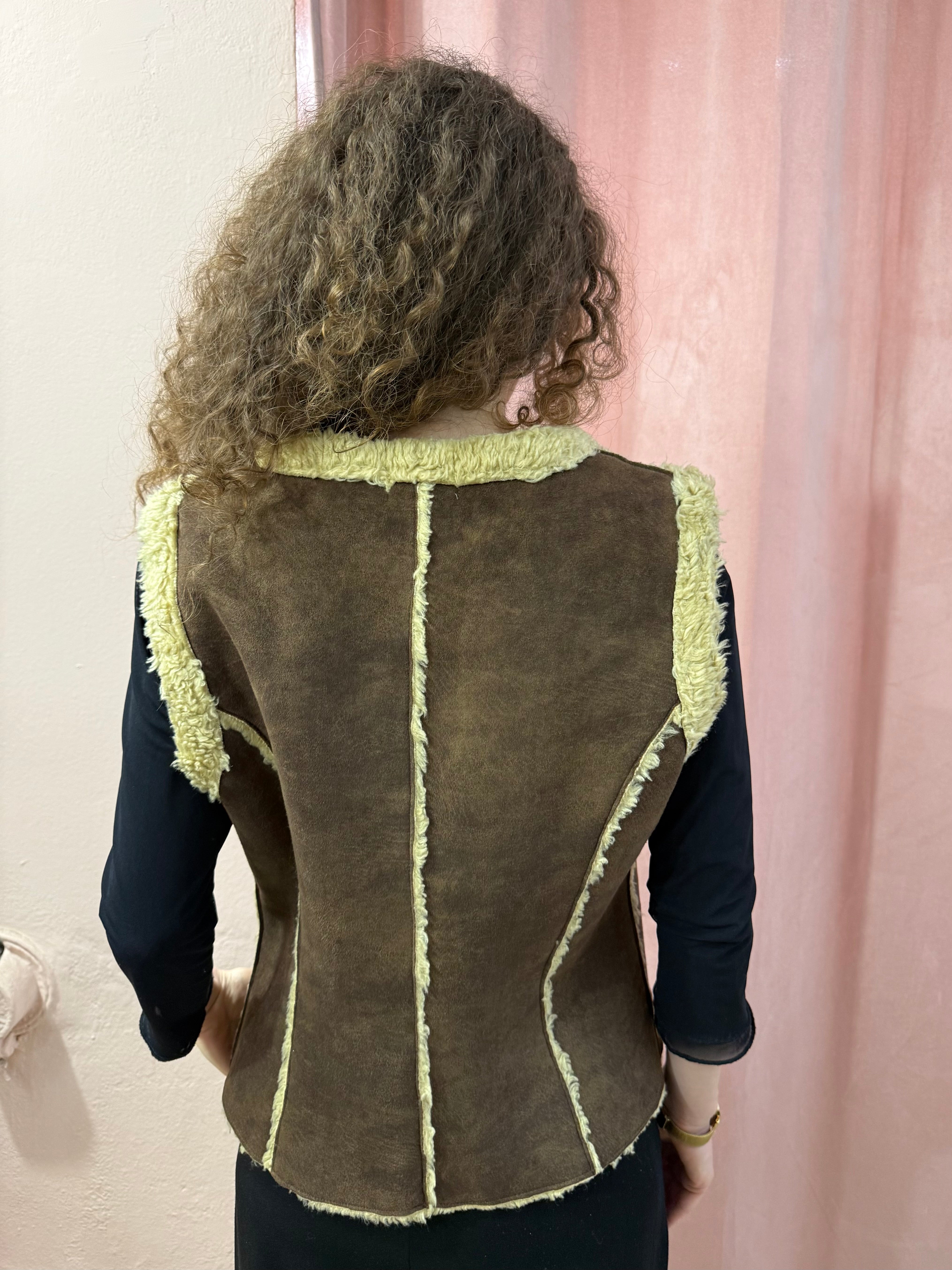 Gilet smanicato con ricami