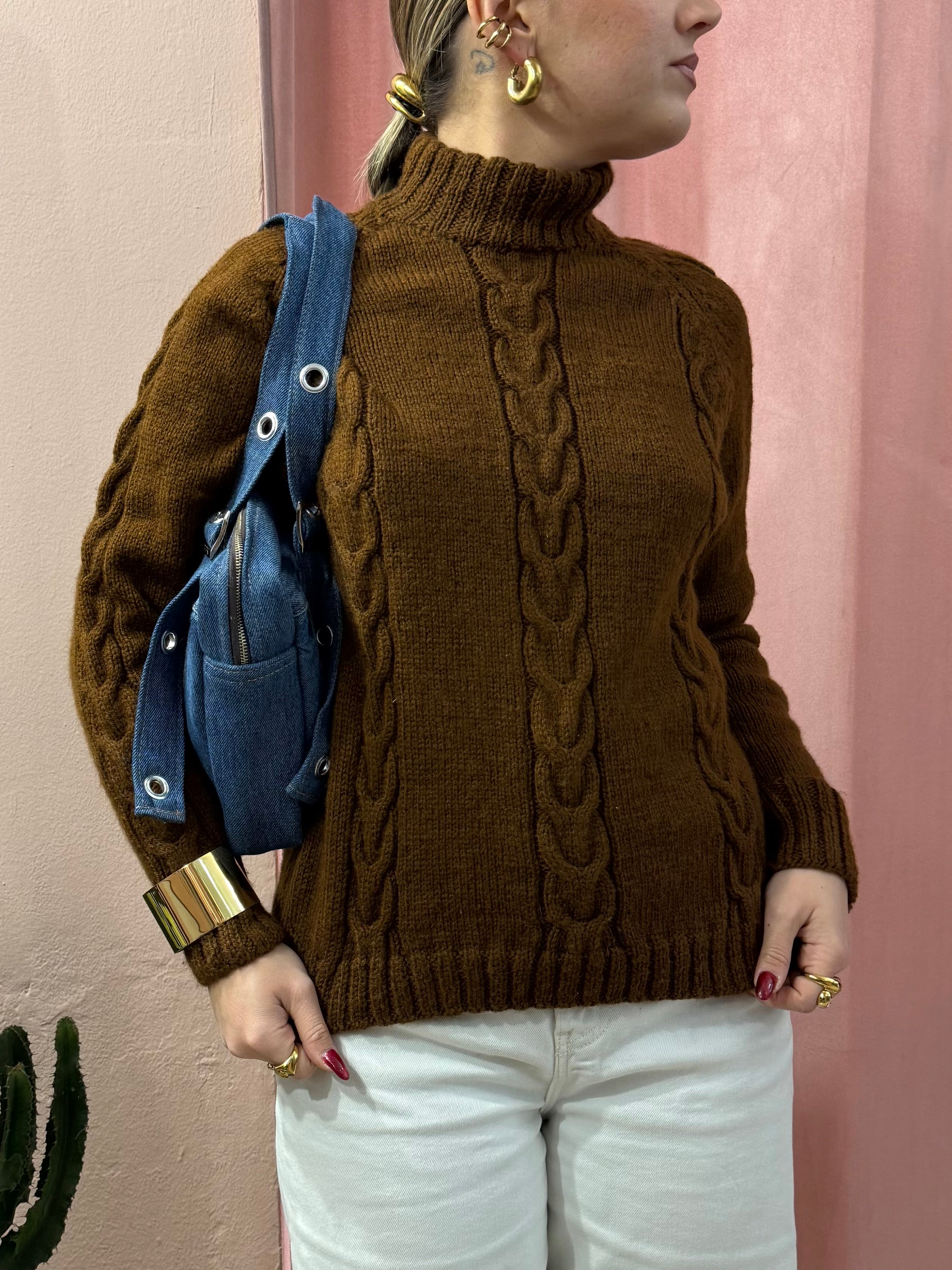 Maglione a collo alto in lana a trecce