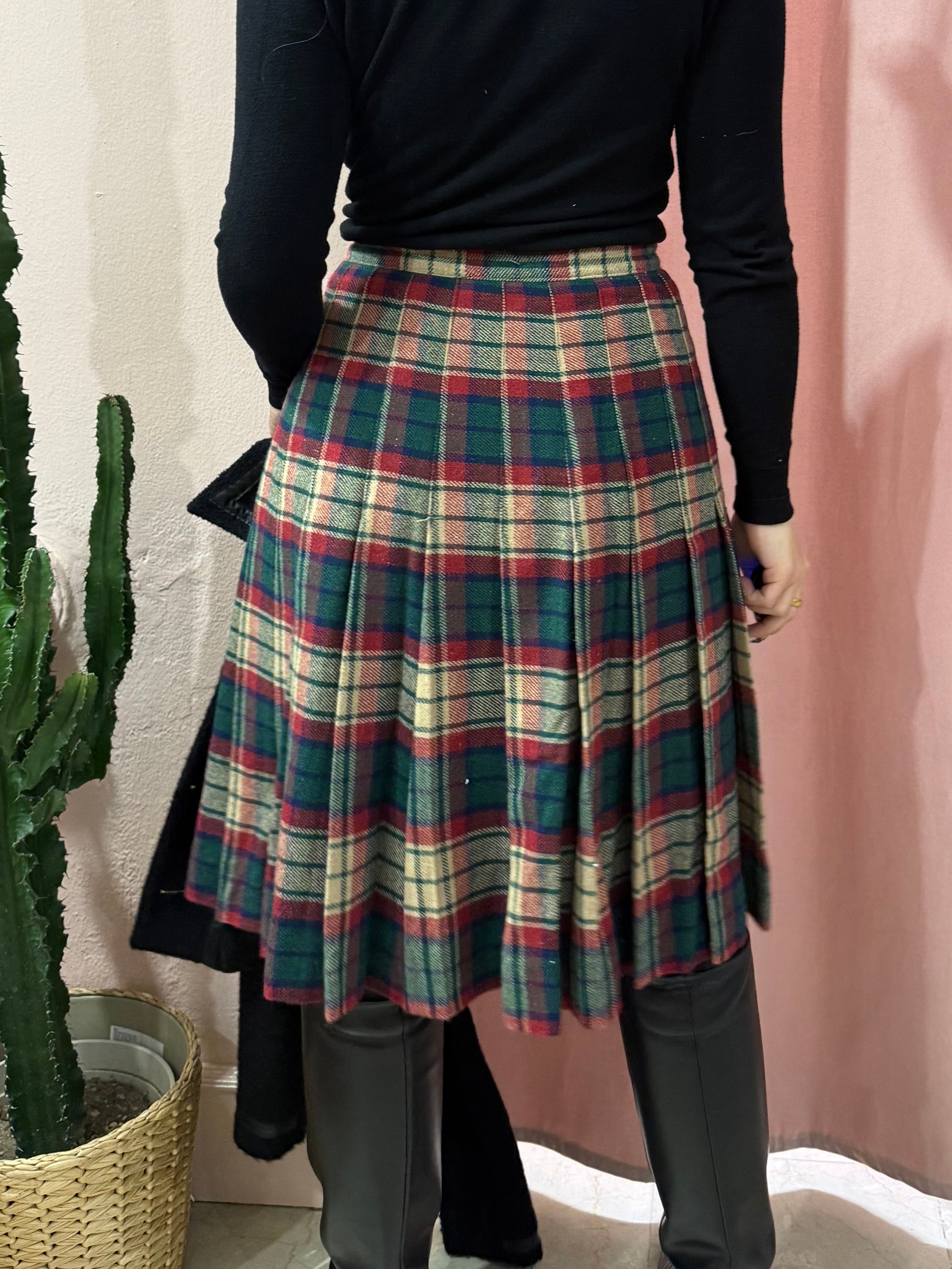 Gonna tartan sul verde con spilla