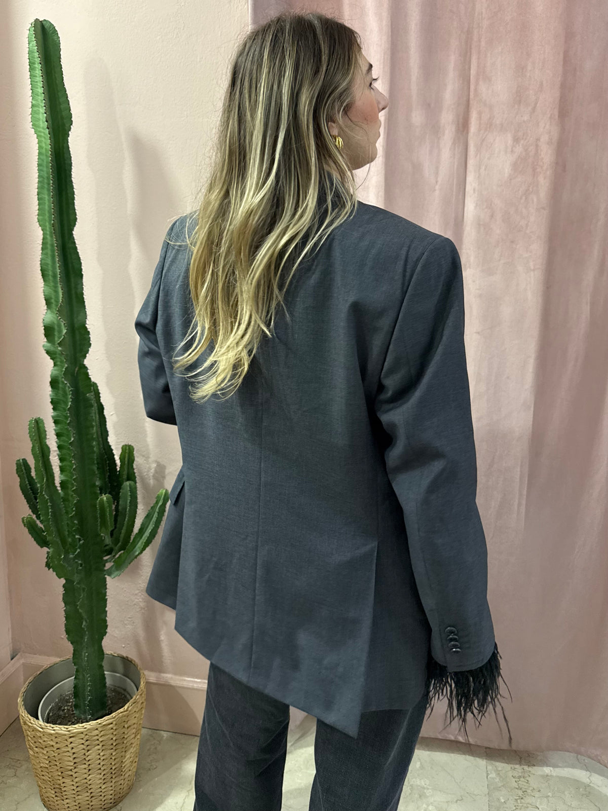 Blazer grigio upcycling piume