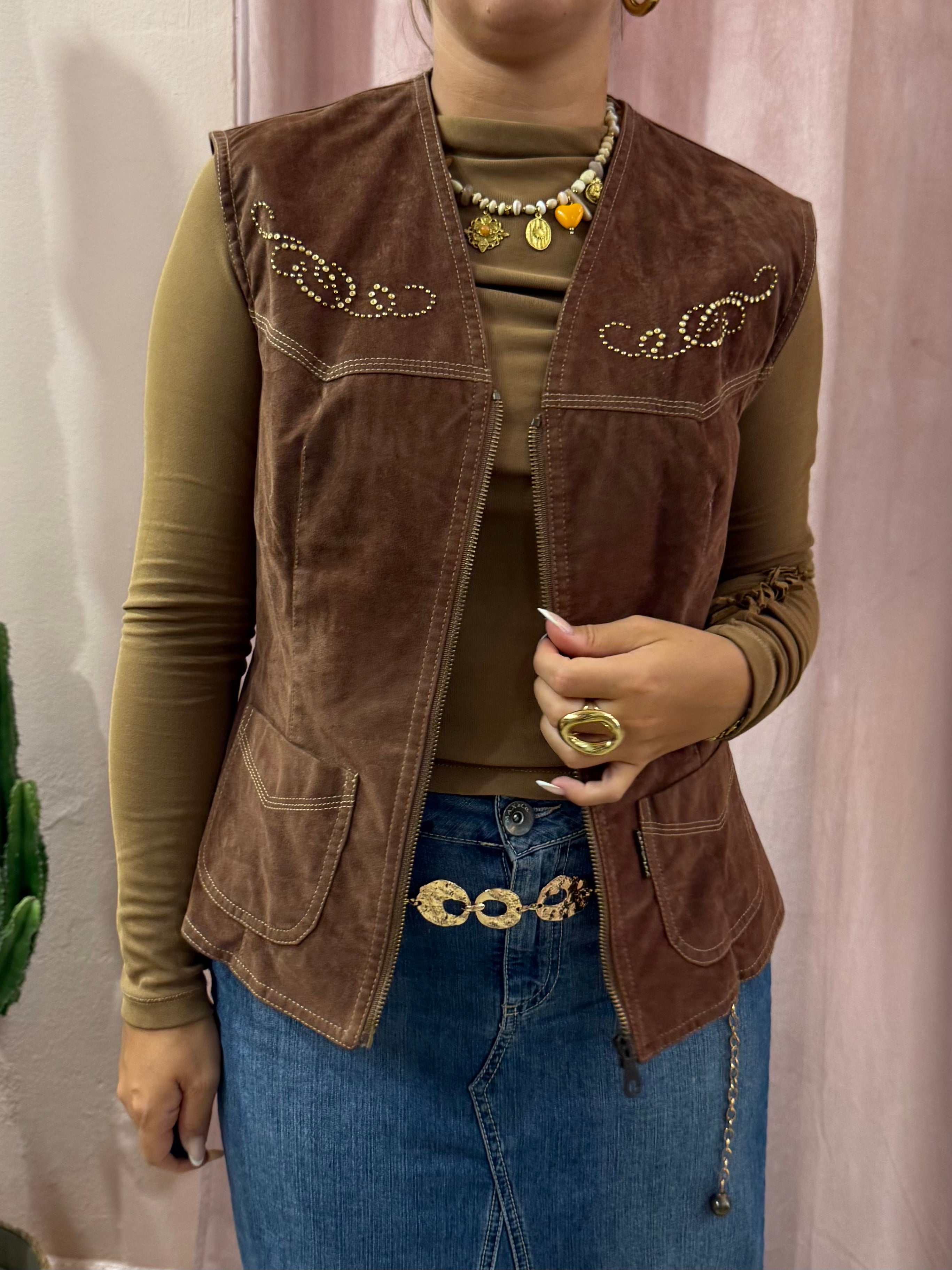 Gilet effetto scamosciato con applicazioni