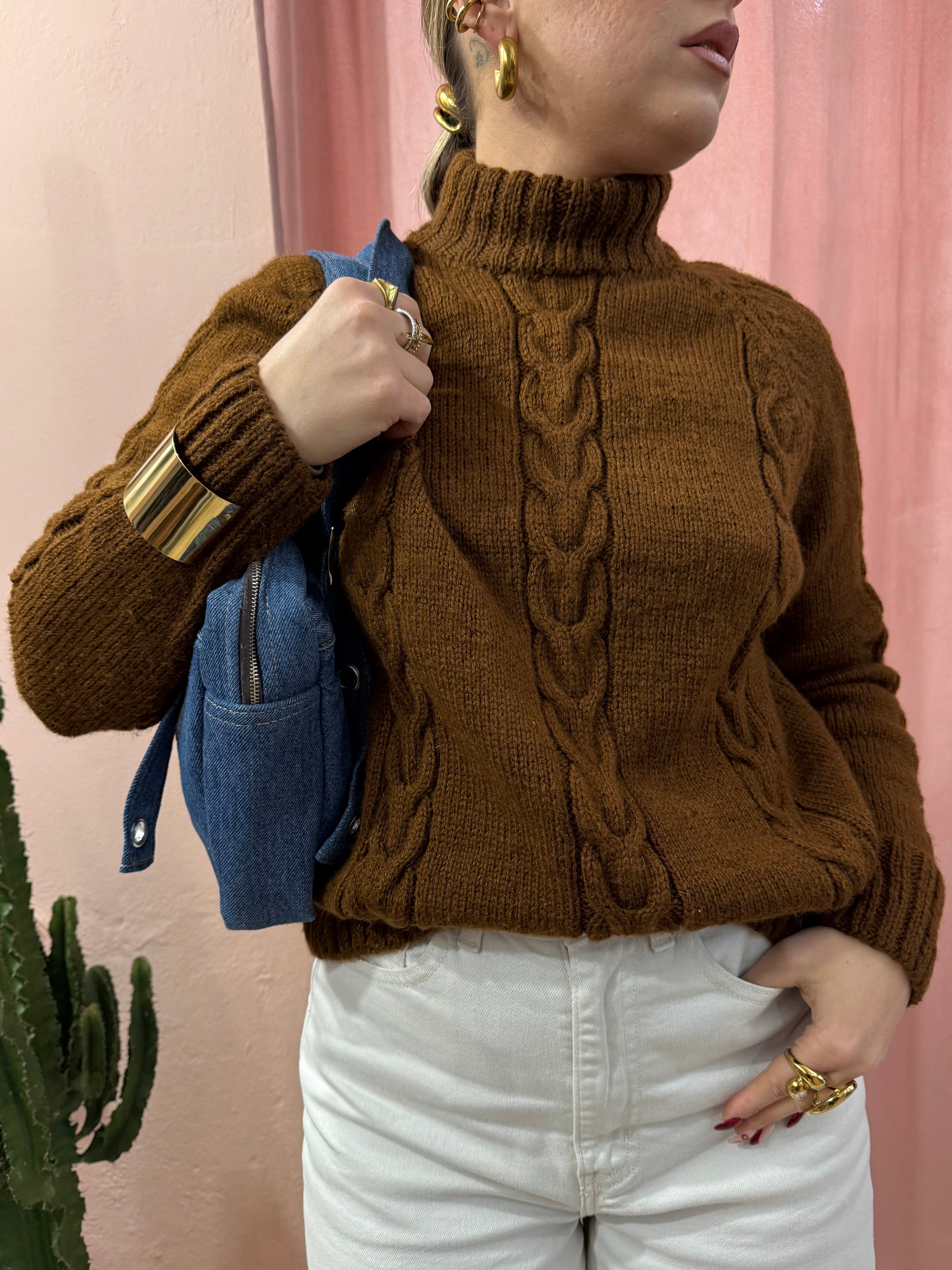 Maglione a collo alto in lana a trecce