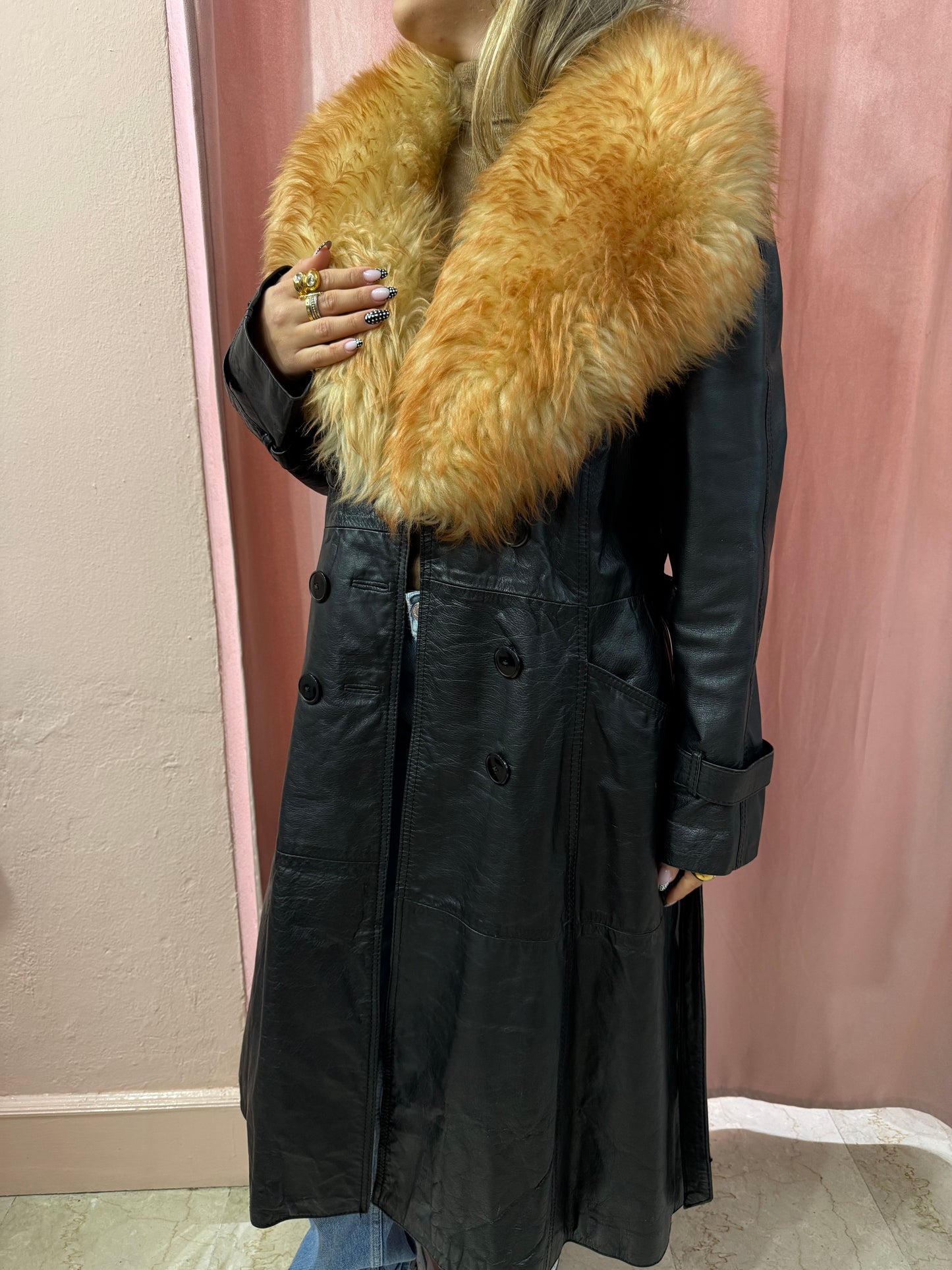 Trench in vera pelle nero con dettaglio collo