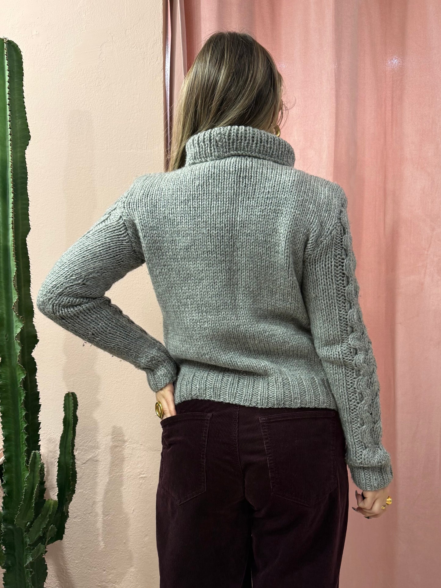 Maglione grigio in lana a collo alto