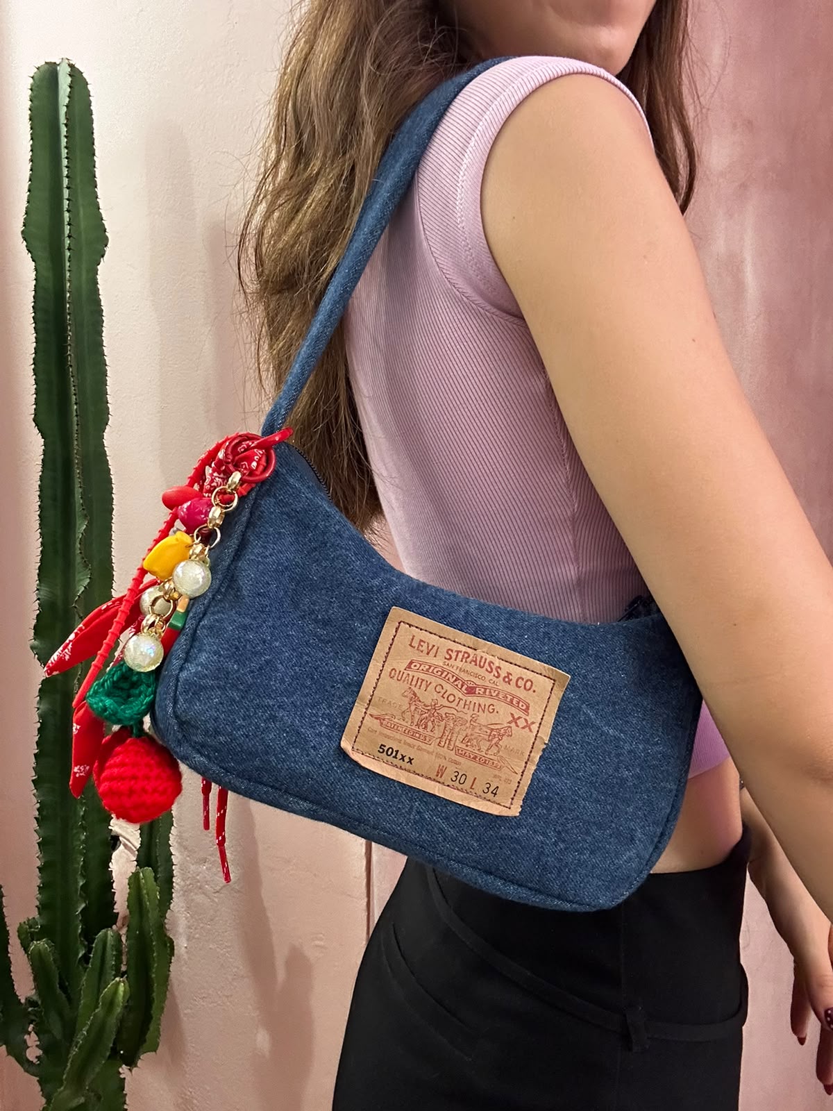 Borsa Levis upcycling denim scuro
