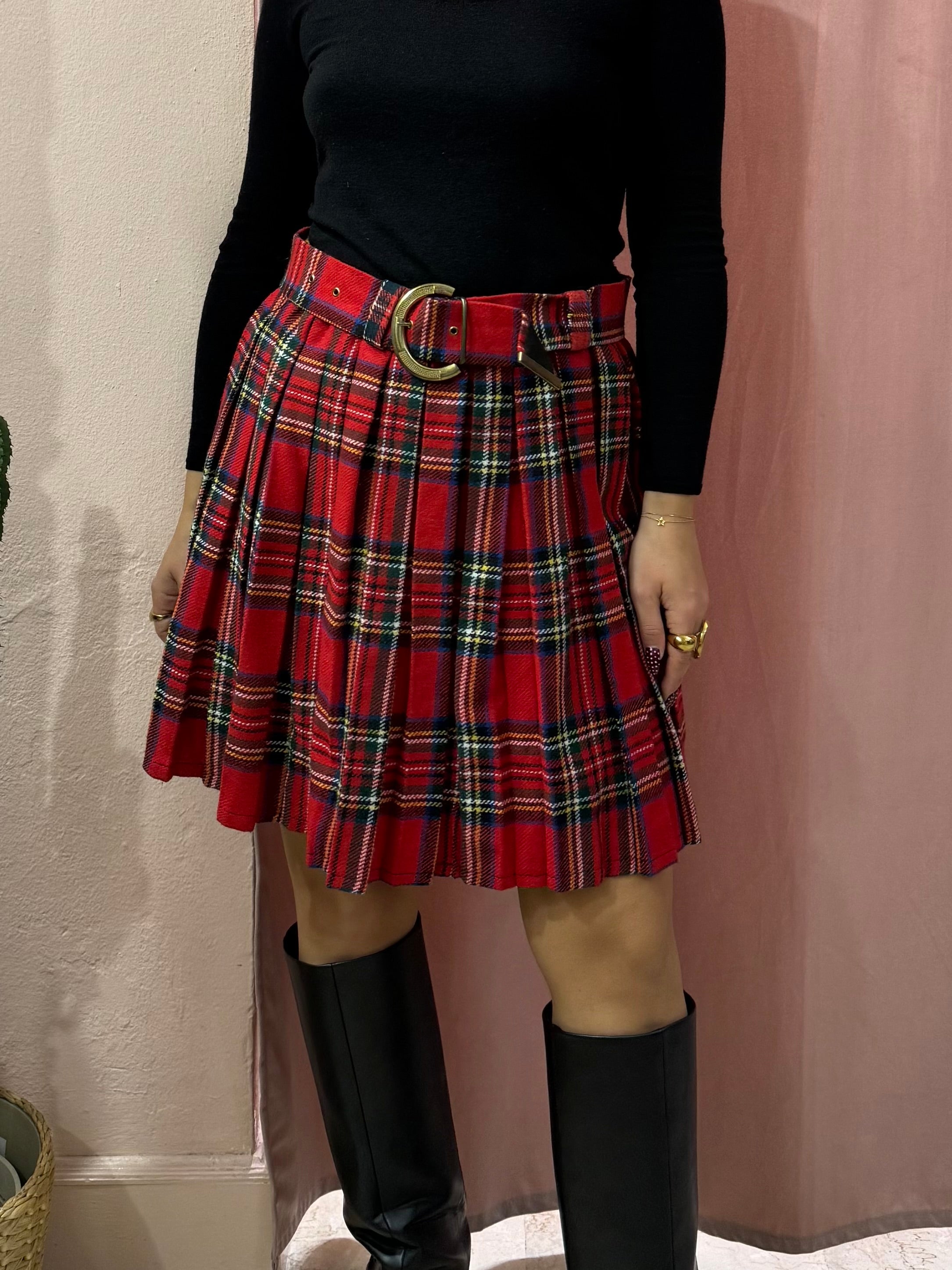Gonna tartan sul rosso con cintura