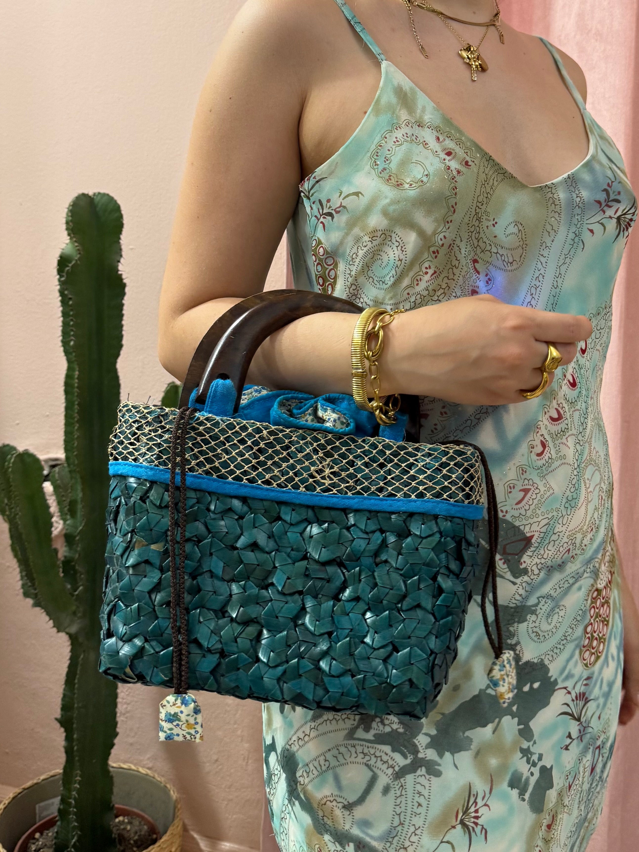 Borsa vintage in paglia blu con manico in legno