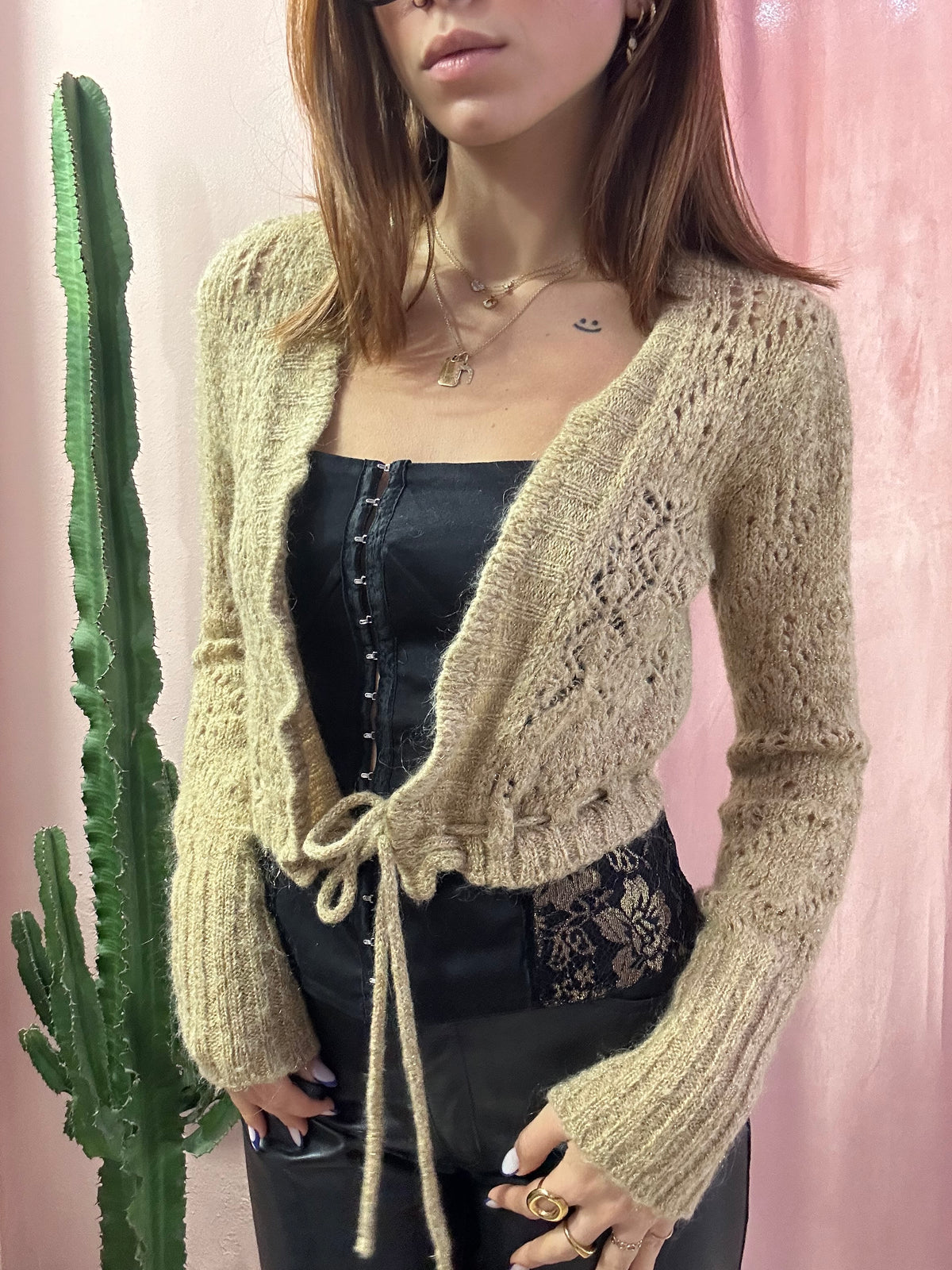 Cardigan crop dorato con filo in lurex