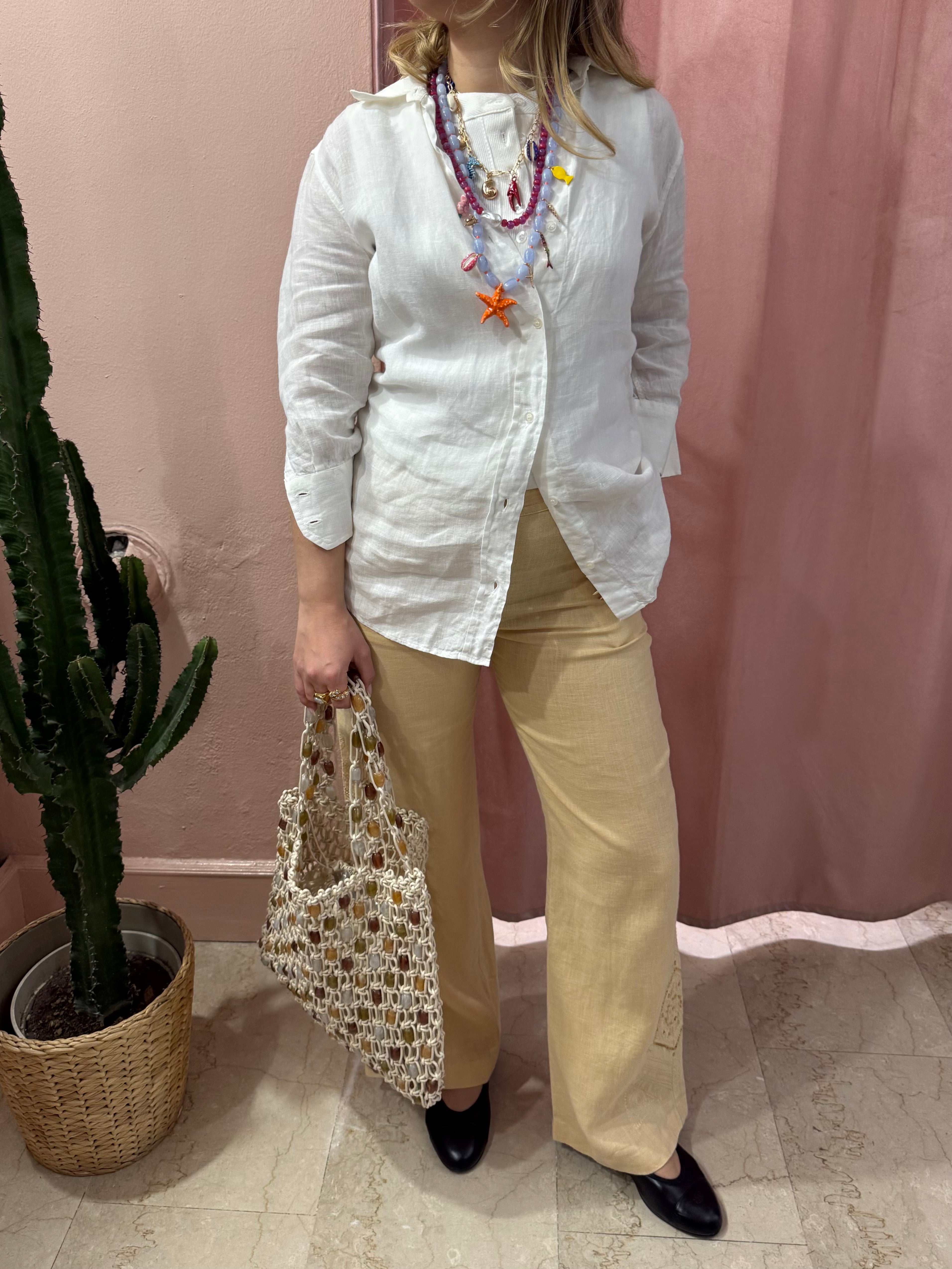 Pantaloni Marlboro beige in lino con ricami