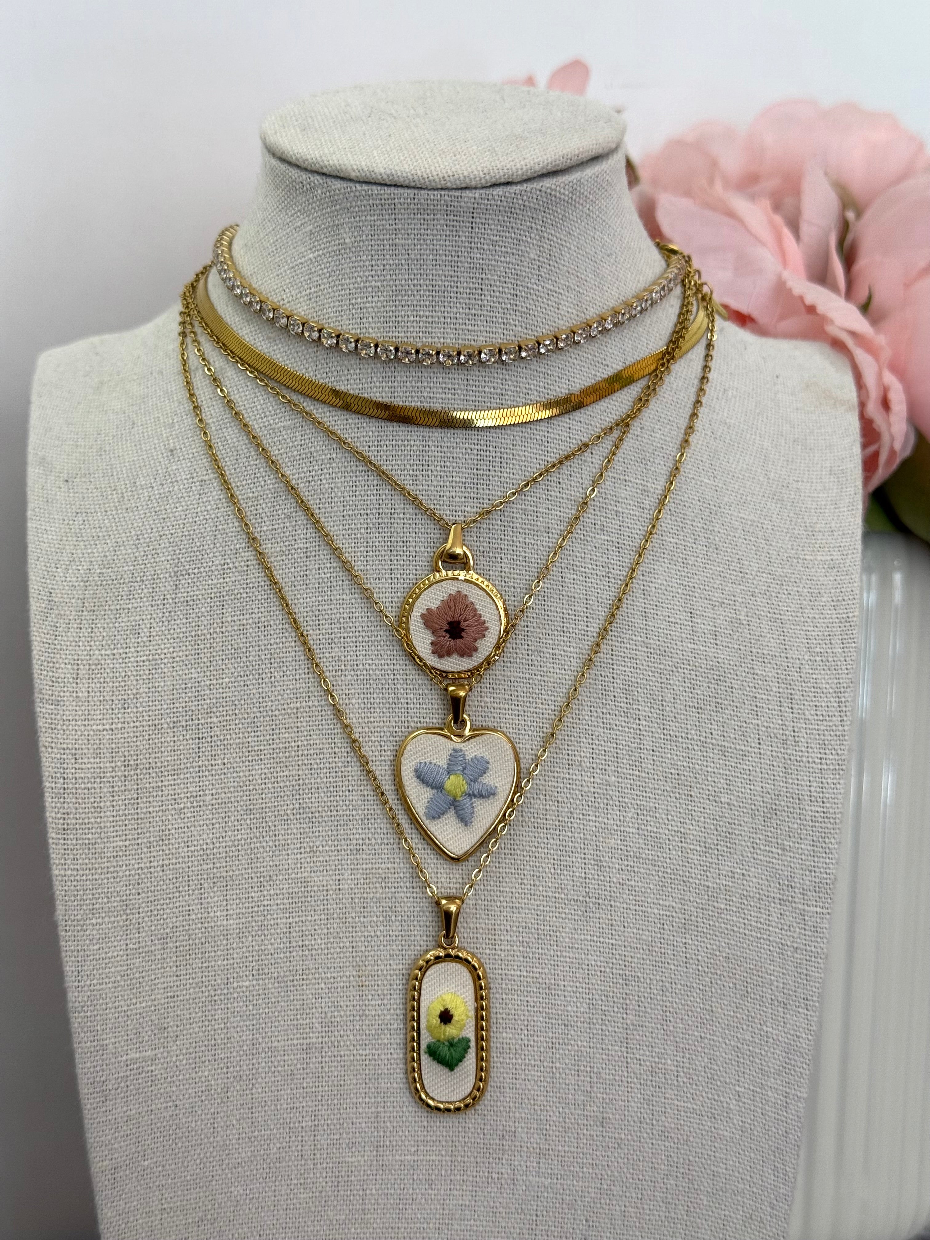 Collana con fiore ricamato