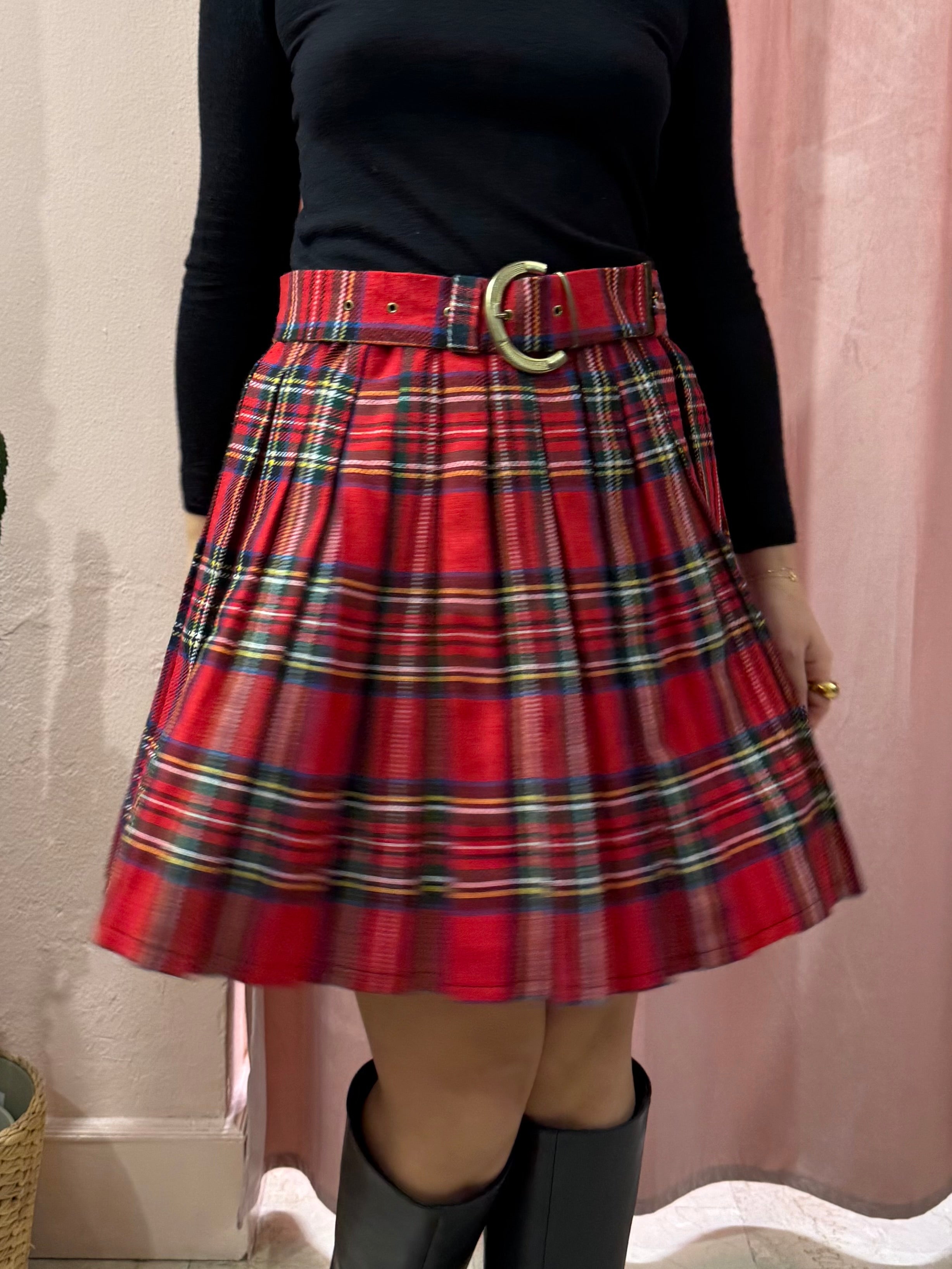 Gonna tartan sul rosso con cintura