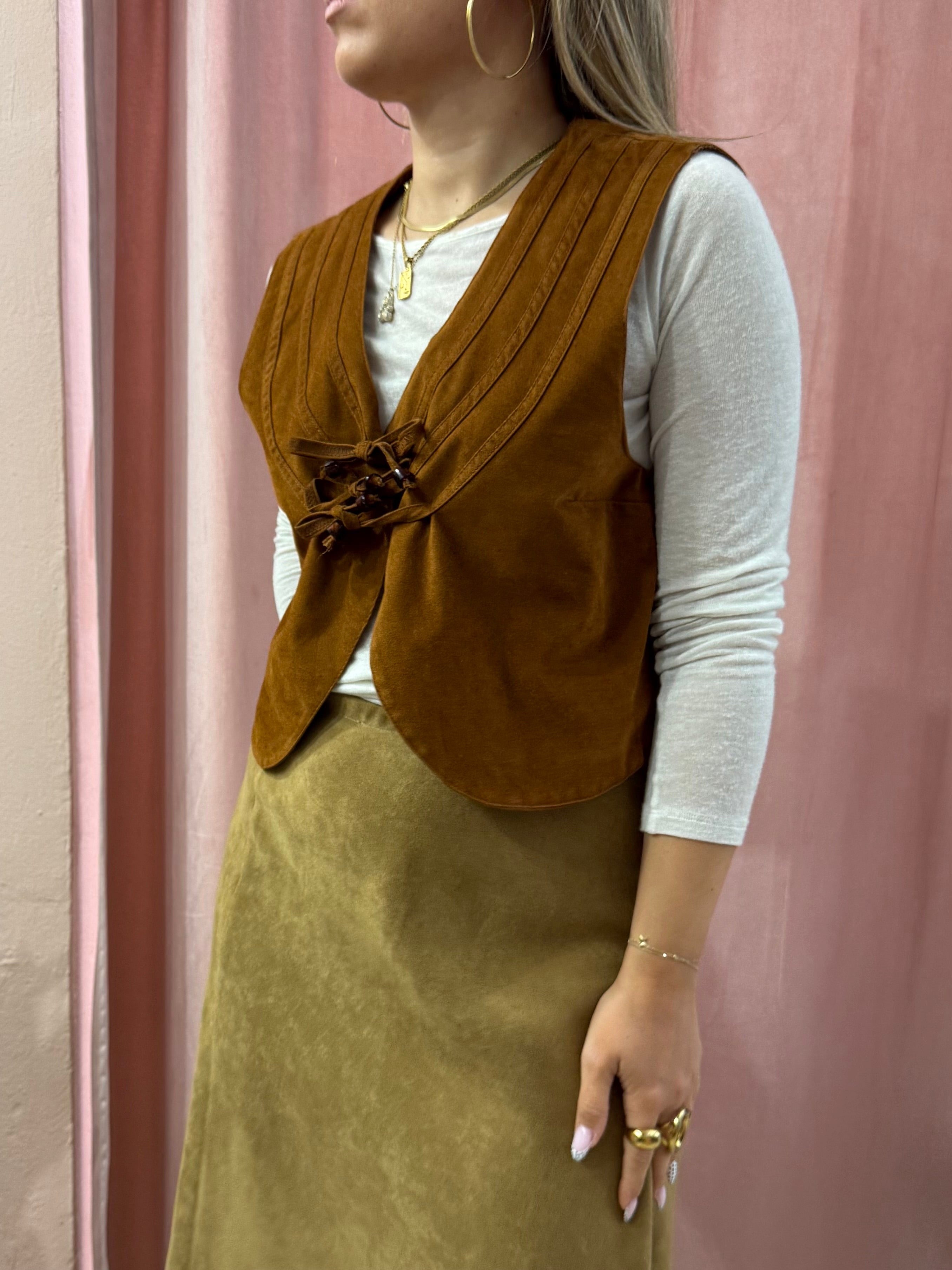 Gilet effetto suede con fiocchi