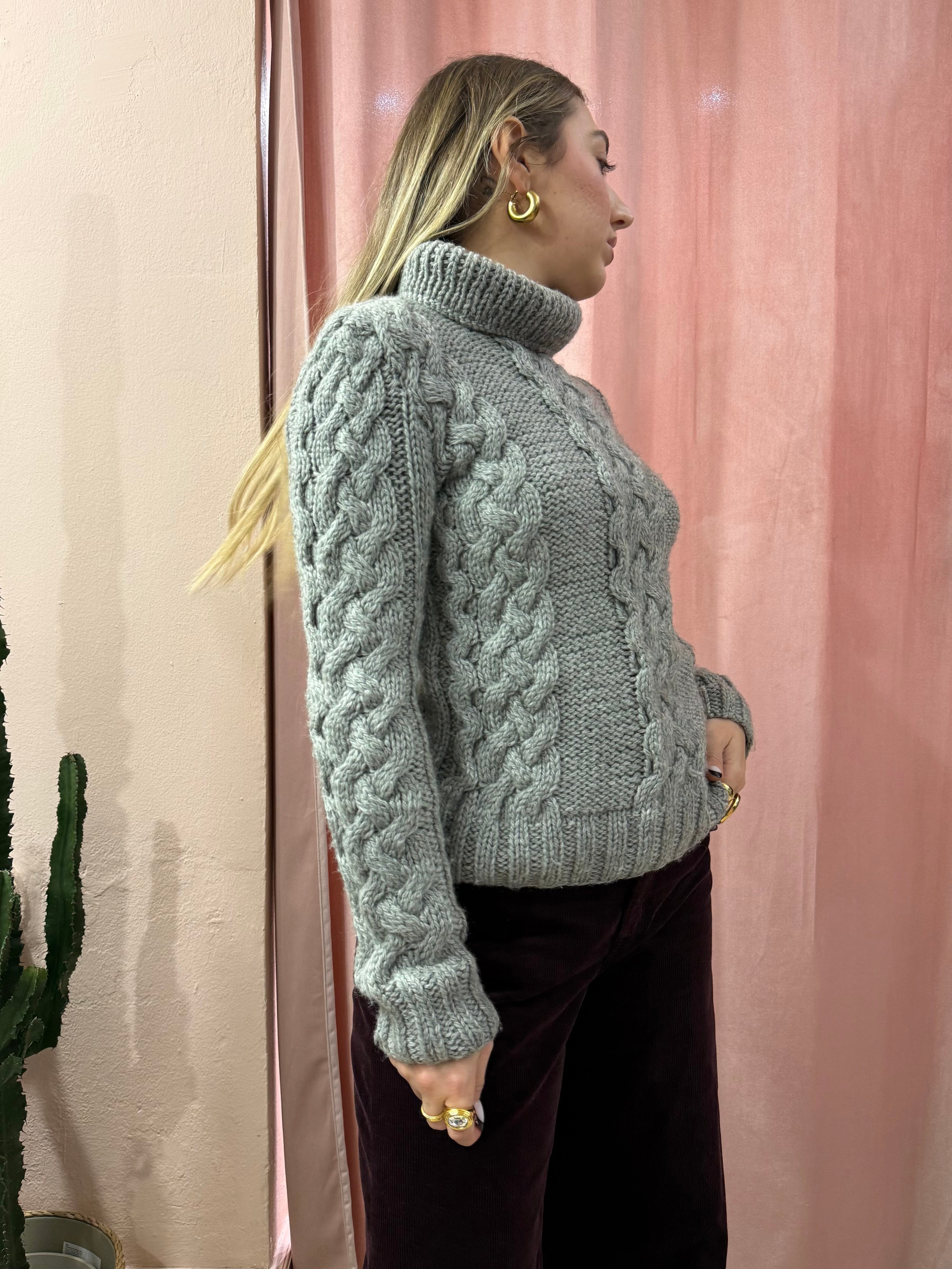 Maglione grigio in lana a collo alto