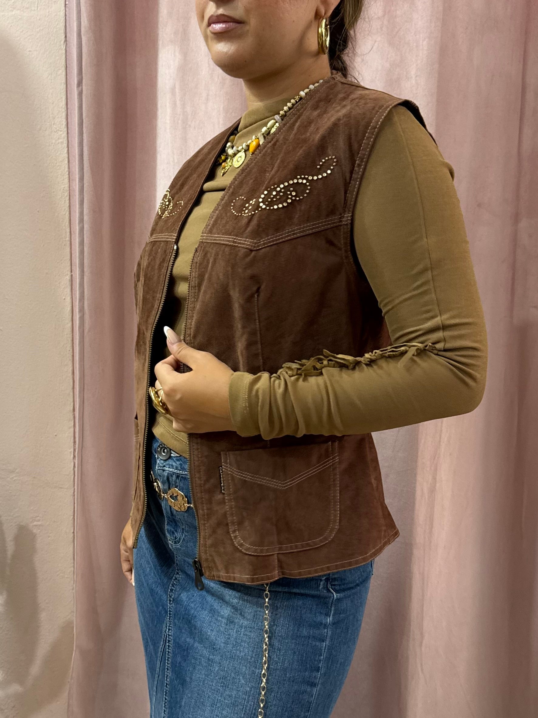 Gilet effetto scamosciato con applicazioni