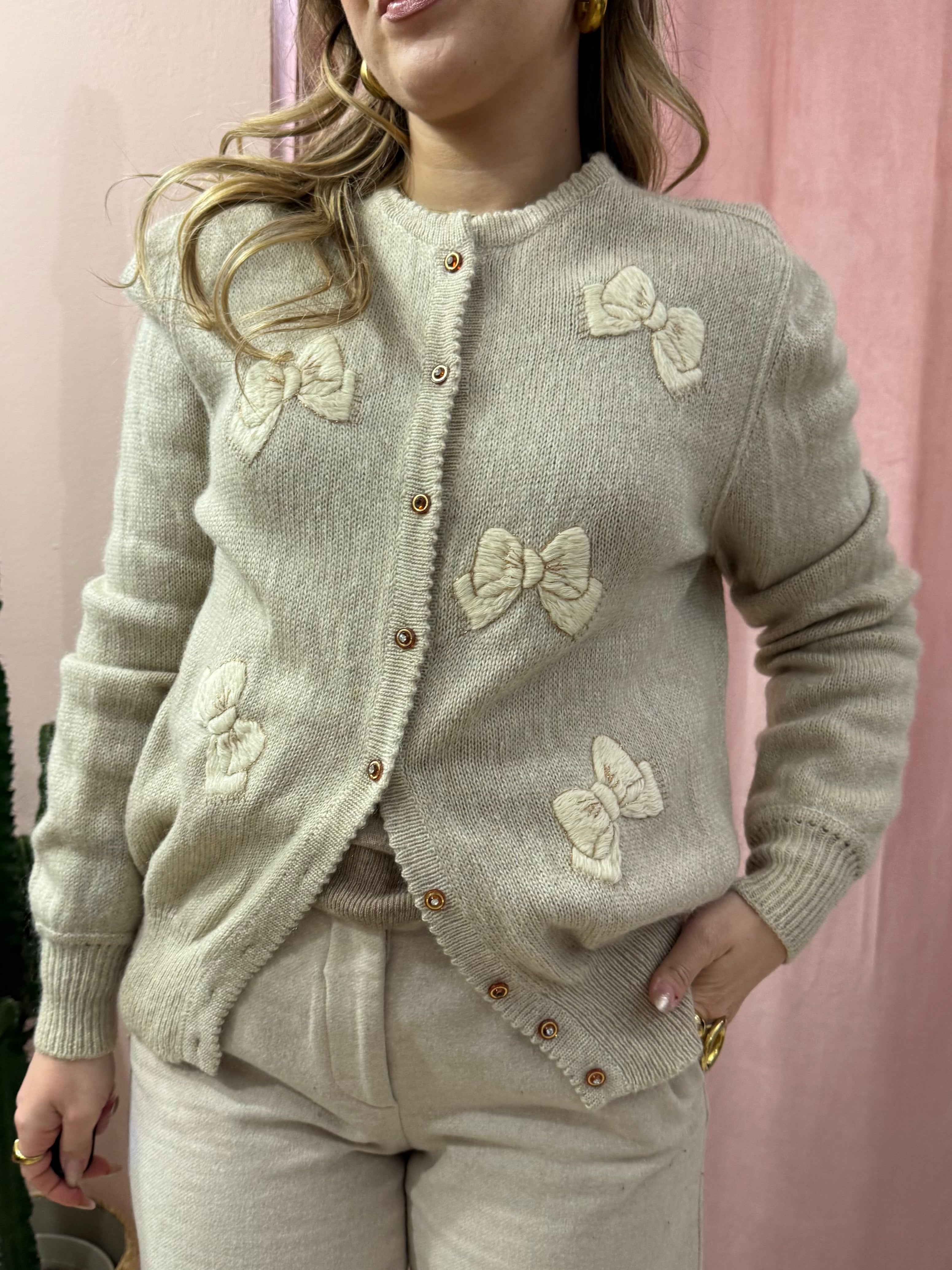 Cardigan vintage con fiocchi ricamati