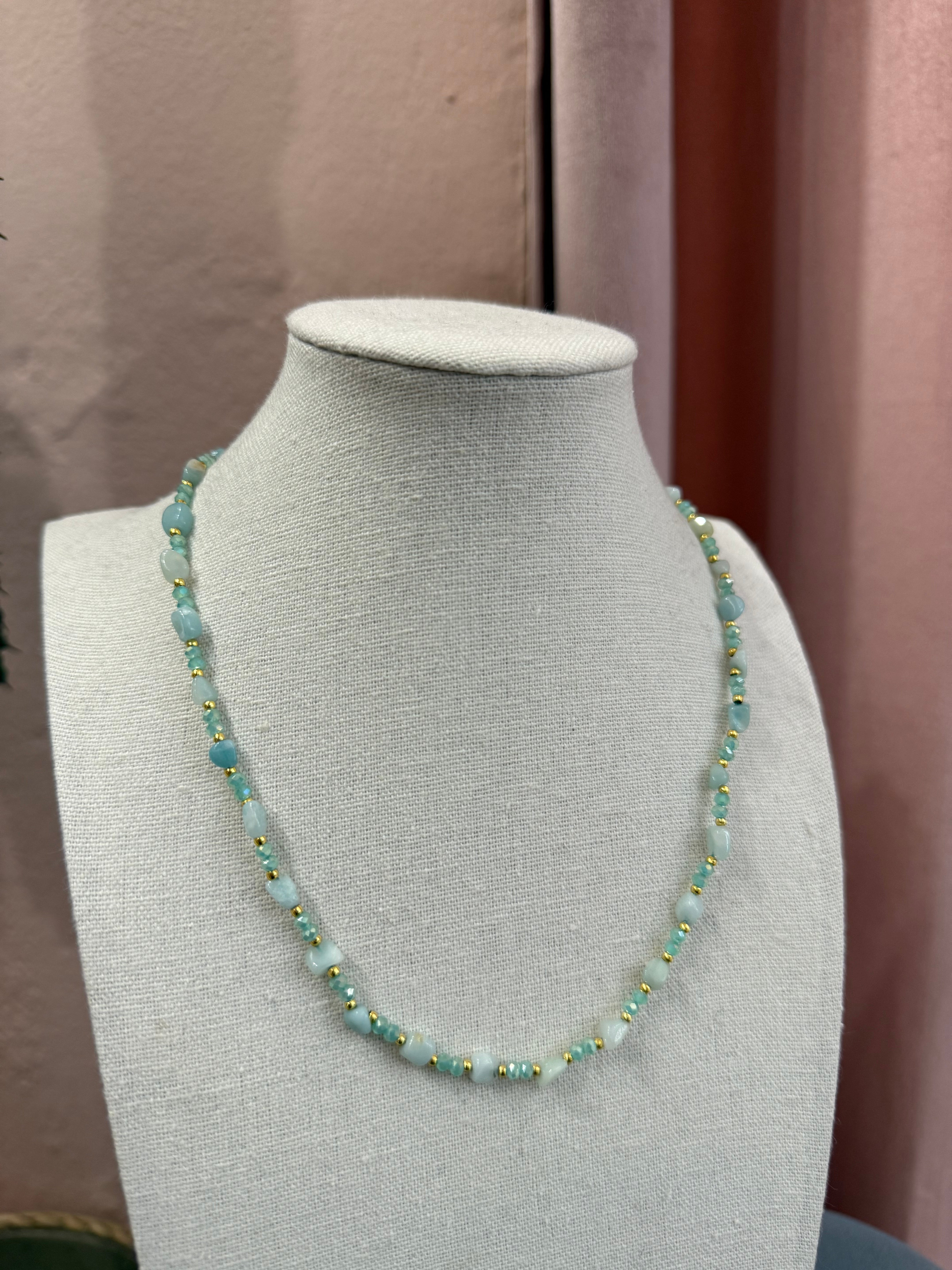 Collana con pietre turchesi