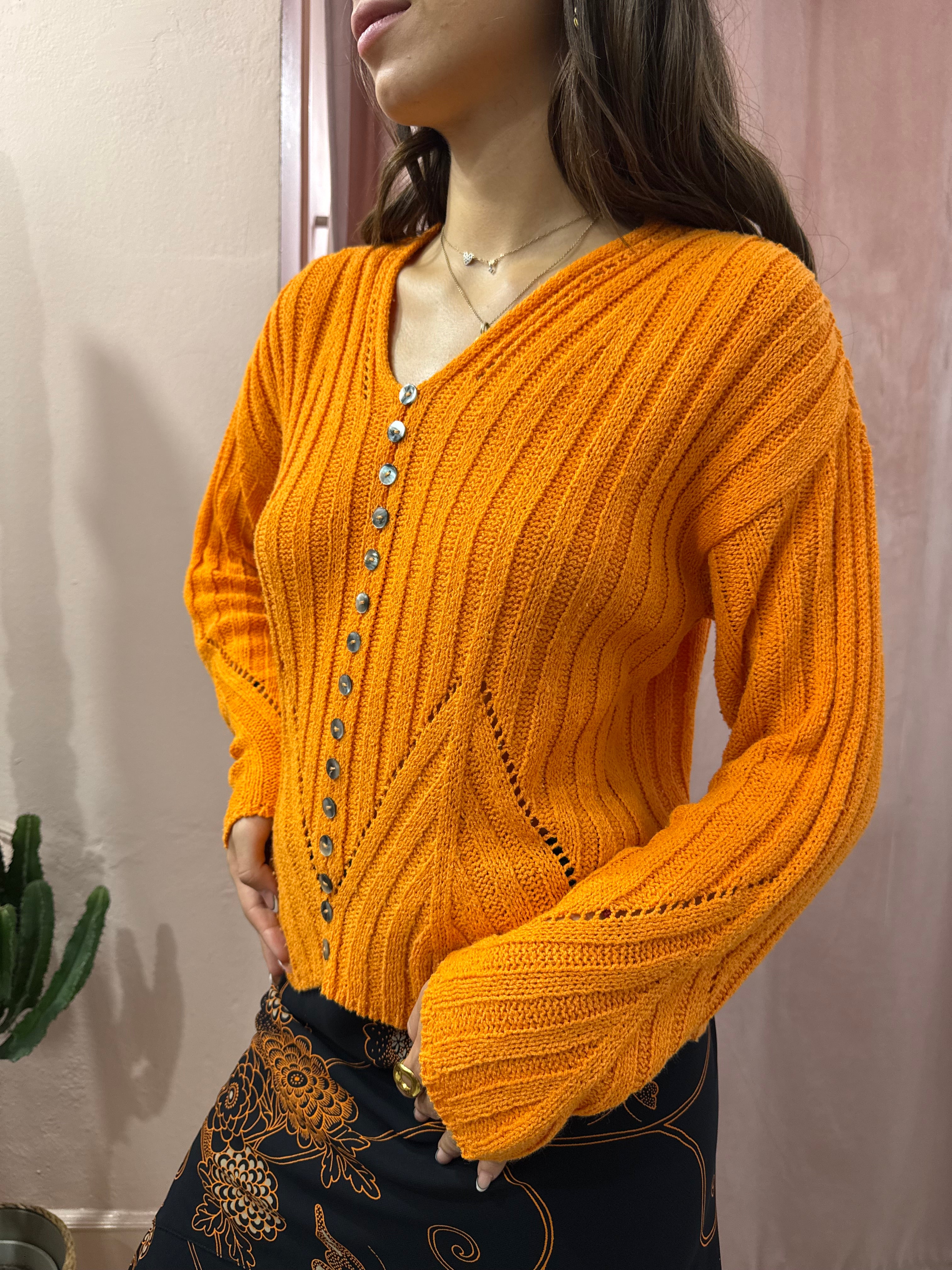 Maglione arancio con bottoni