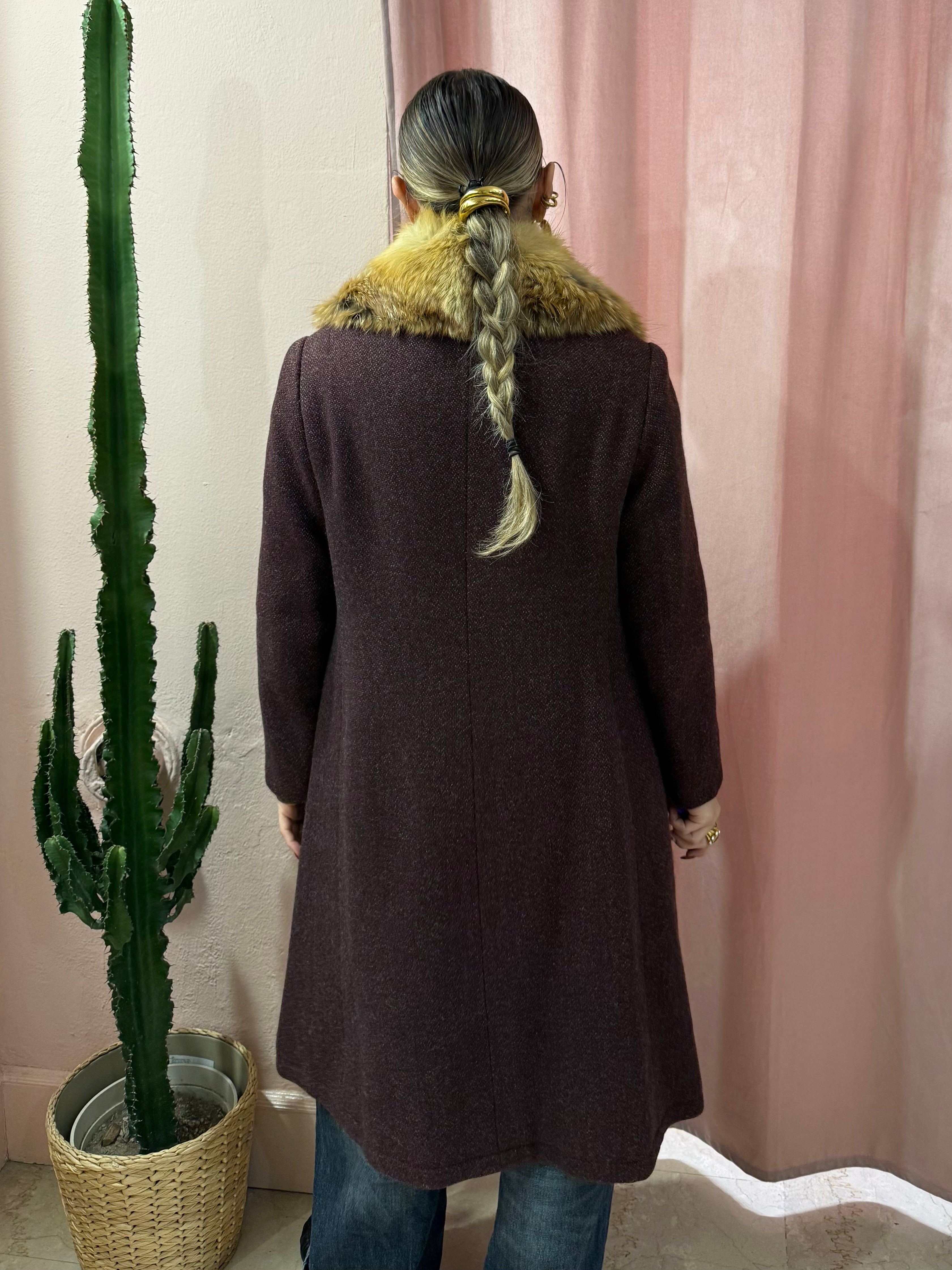Cappotto vintage bordeaux con collo in volpe