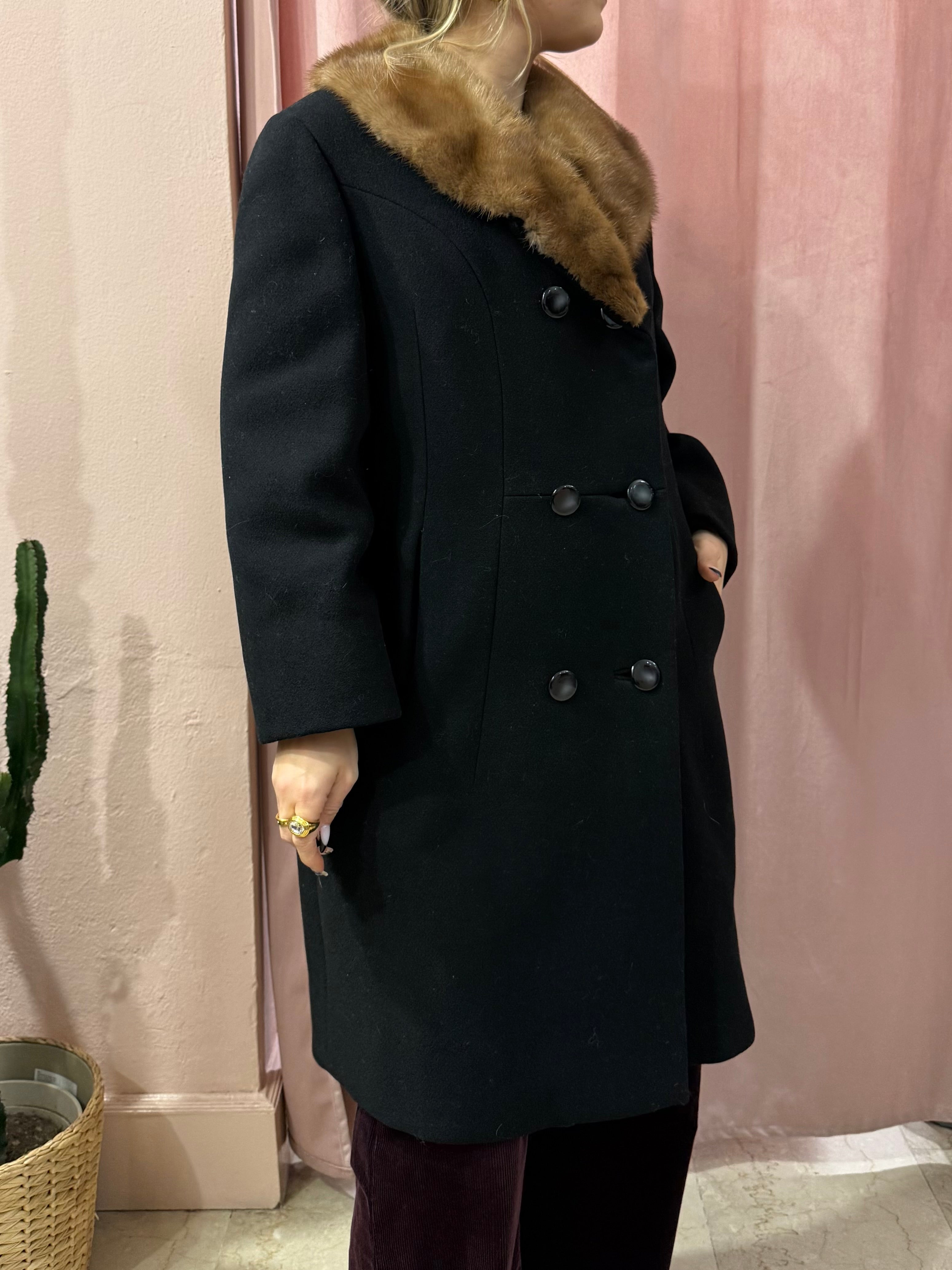 Cappotto nero in lana collo in visone