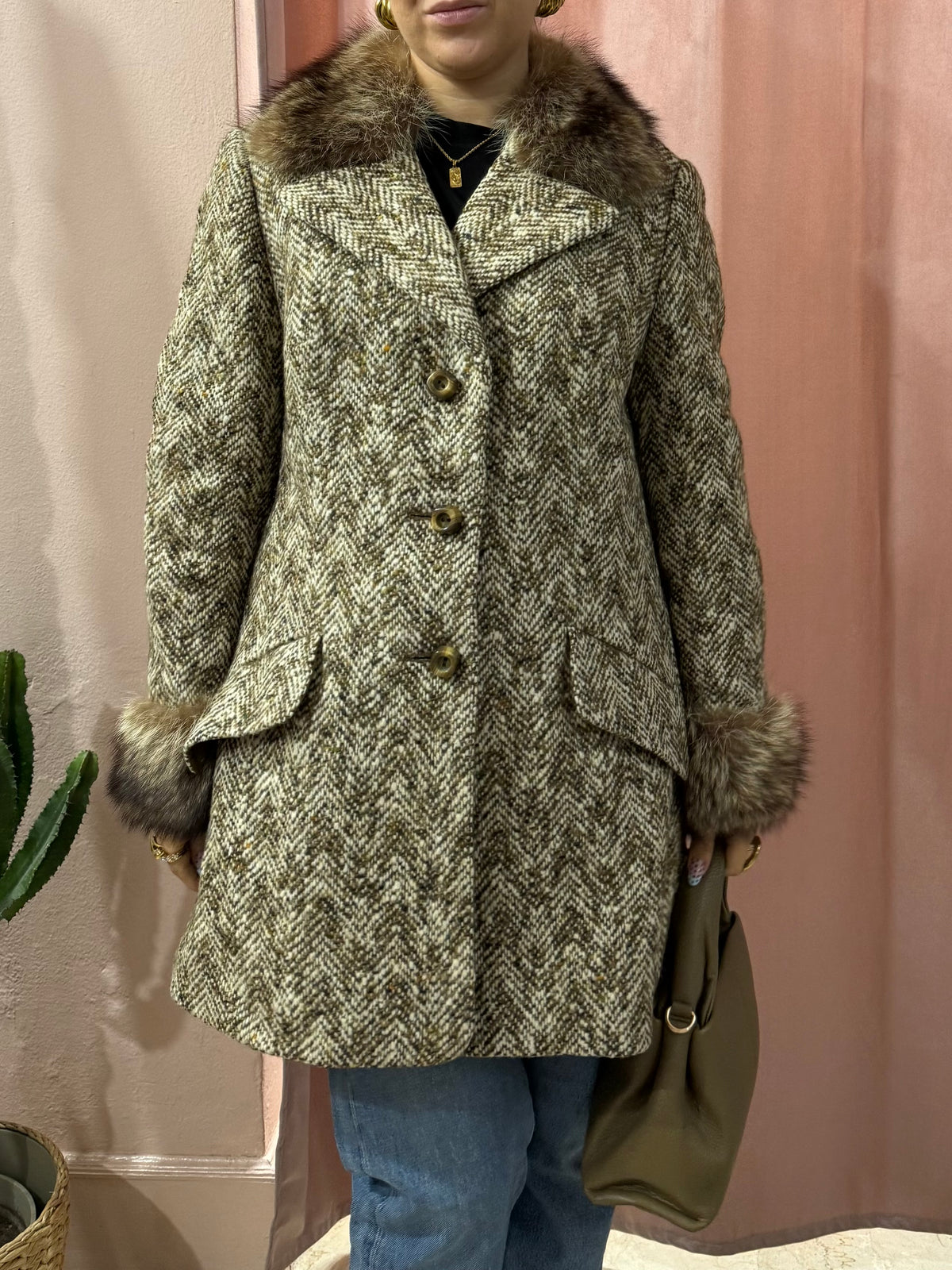 Cappotto in lana con collo e manicotti in pelliccia