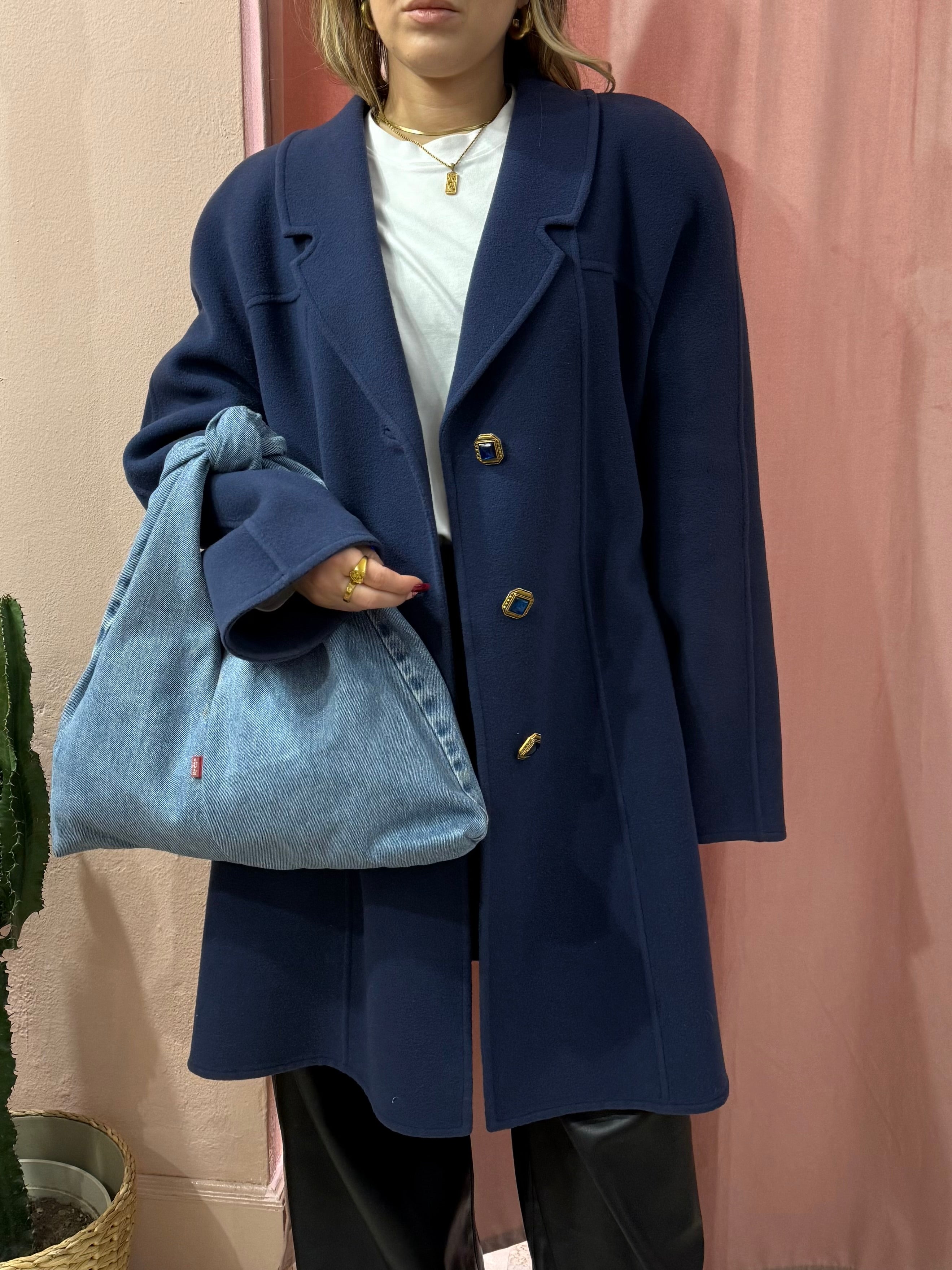 Cappotto blu con bottoni gioiello