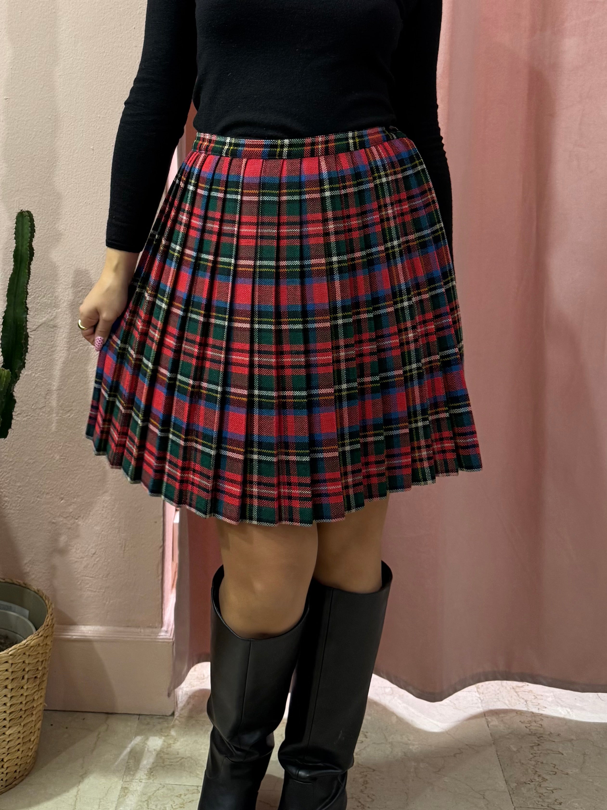 Gonna tartan sul rosso in lana
