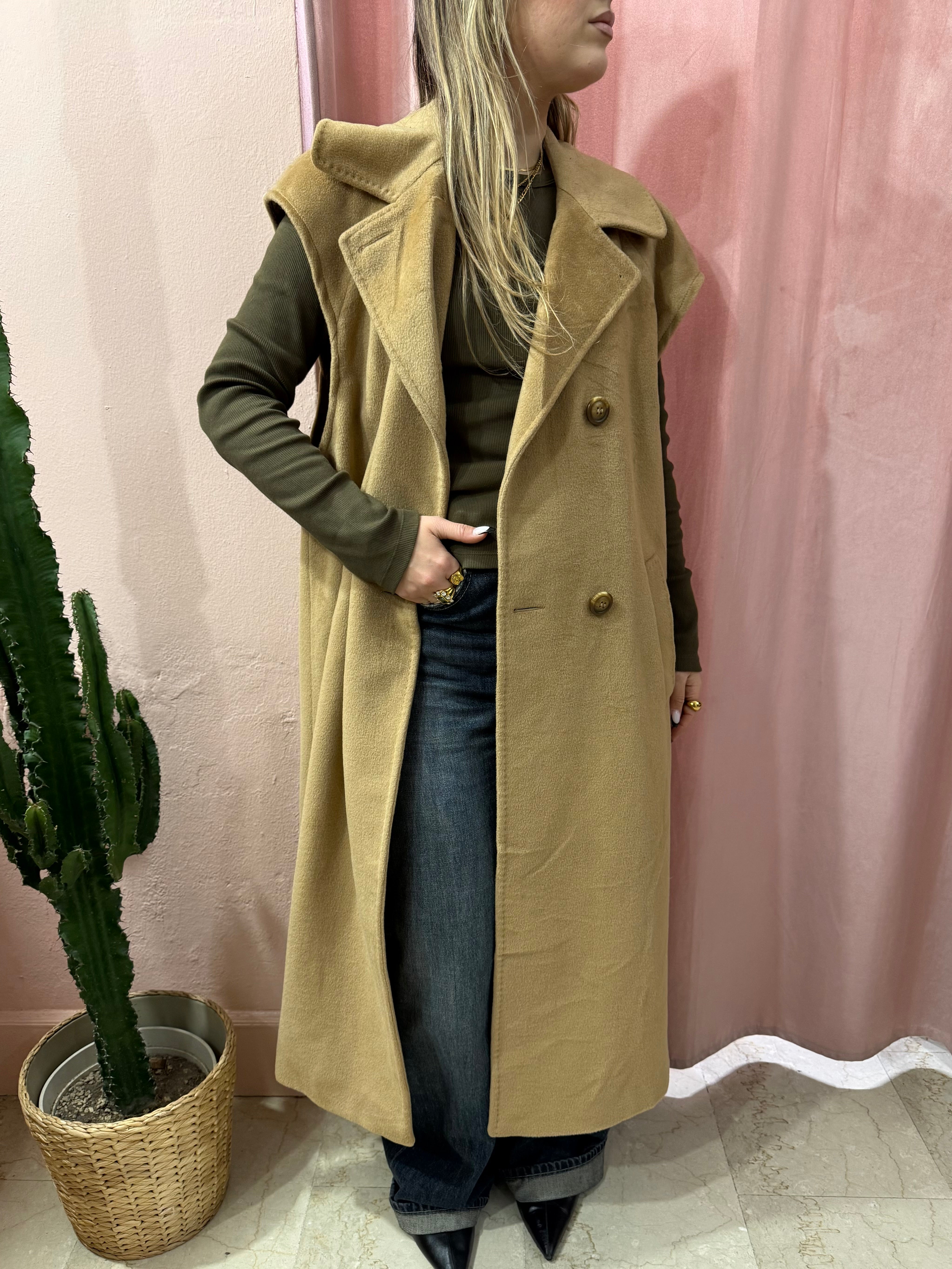 Cappotto smanicato cammello in pura lana