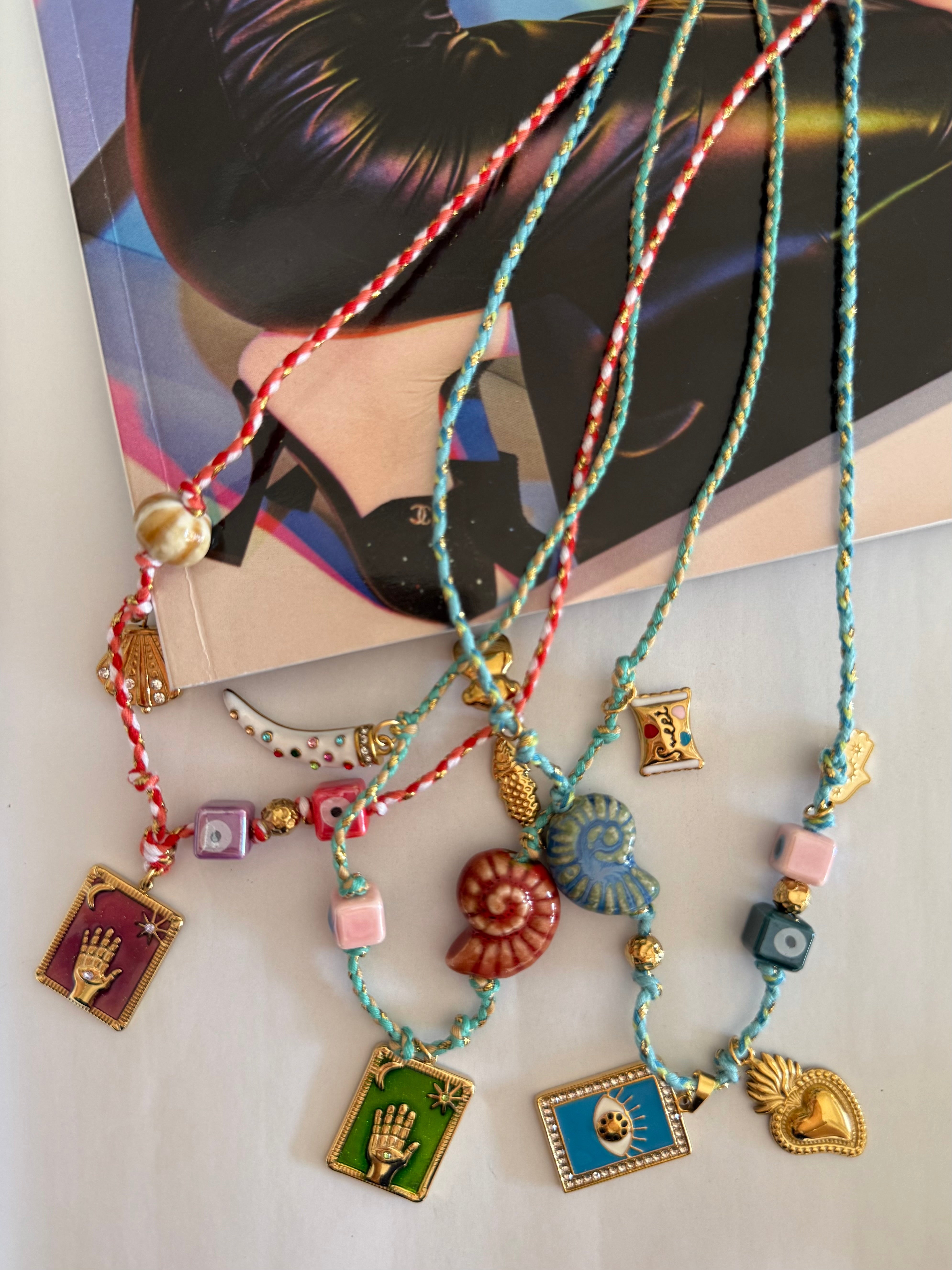 Collana in corda con ciondoli colorati | solo online
