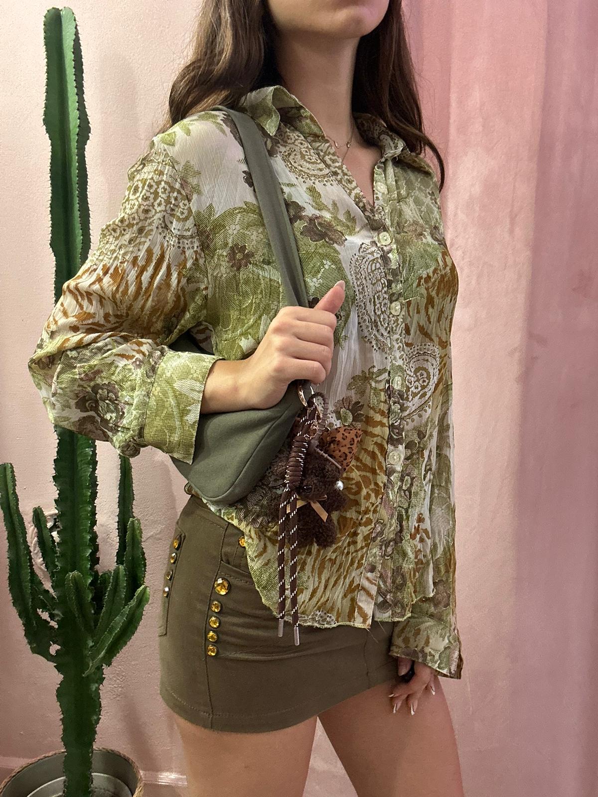 Camicia velata in fantasia sul verde